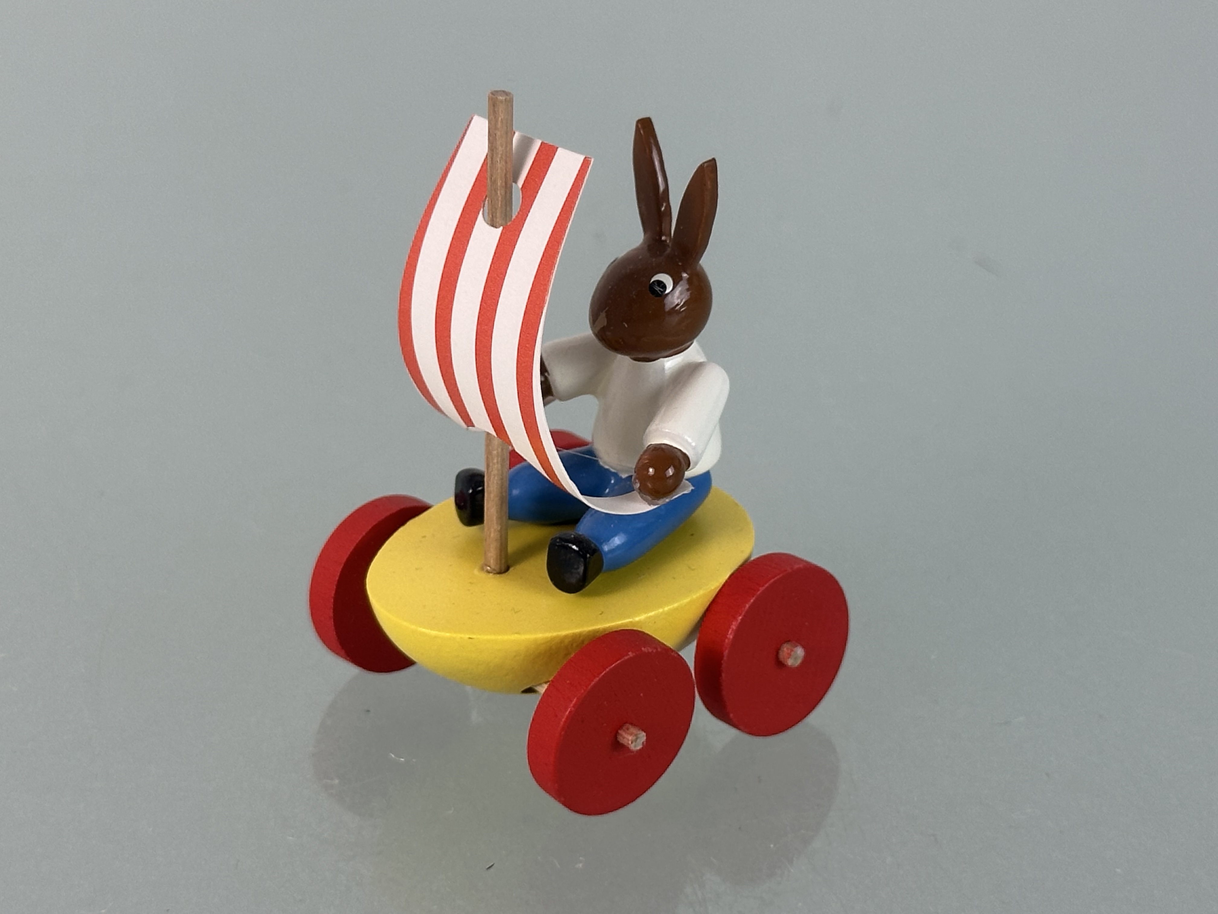 Erzgebirge Seiffener Figur Windsegelauto mit Hase 6 x 3,8 x 4 cm. Top Zustand