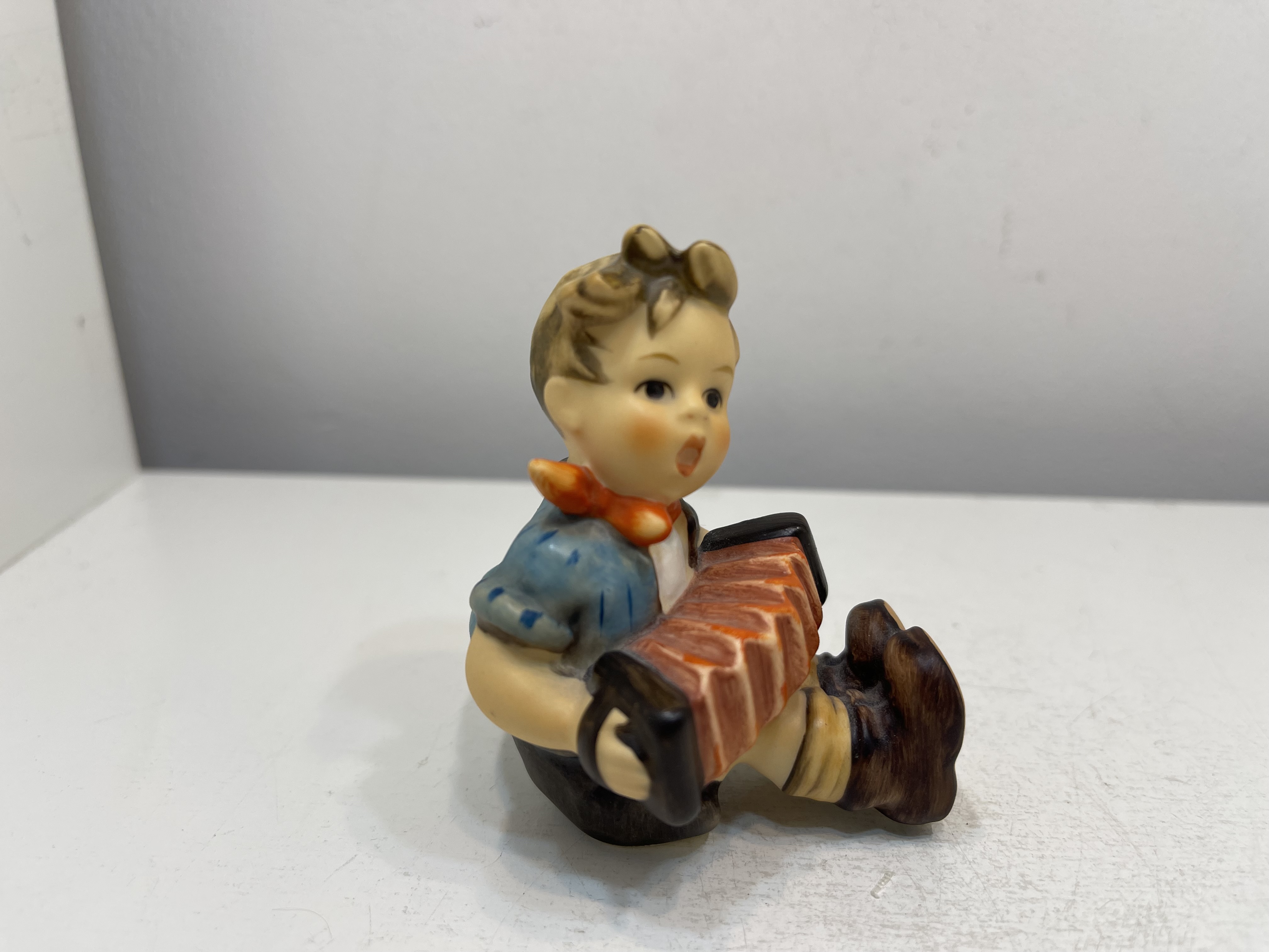 Hummel Figur 390 Junge Akkordeonspieler 7,5 cm. 1 Wahl. Top Zustand