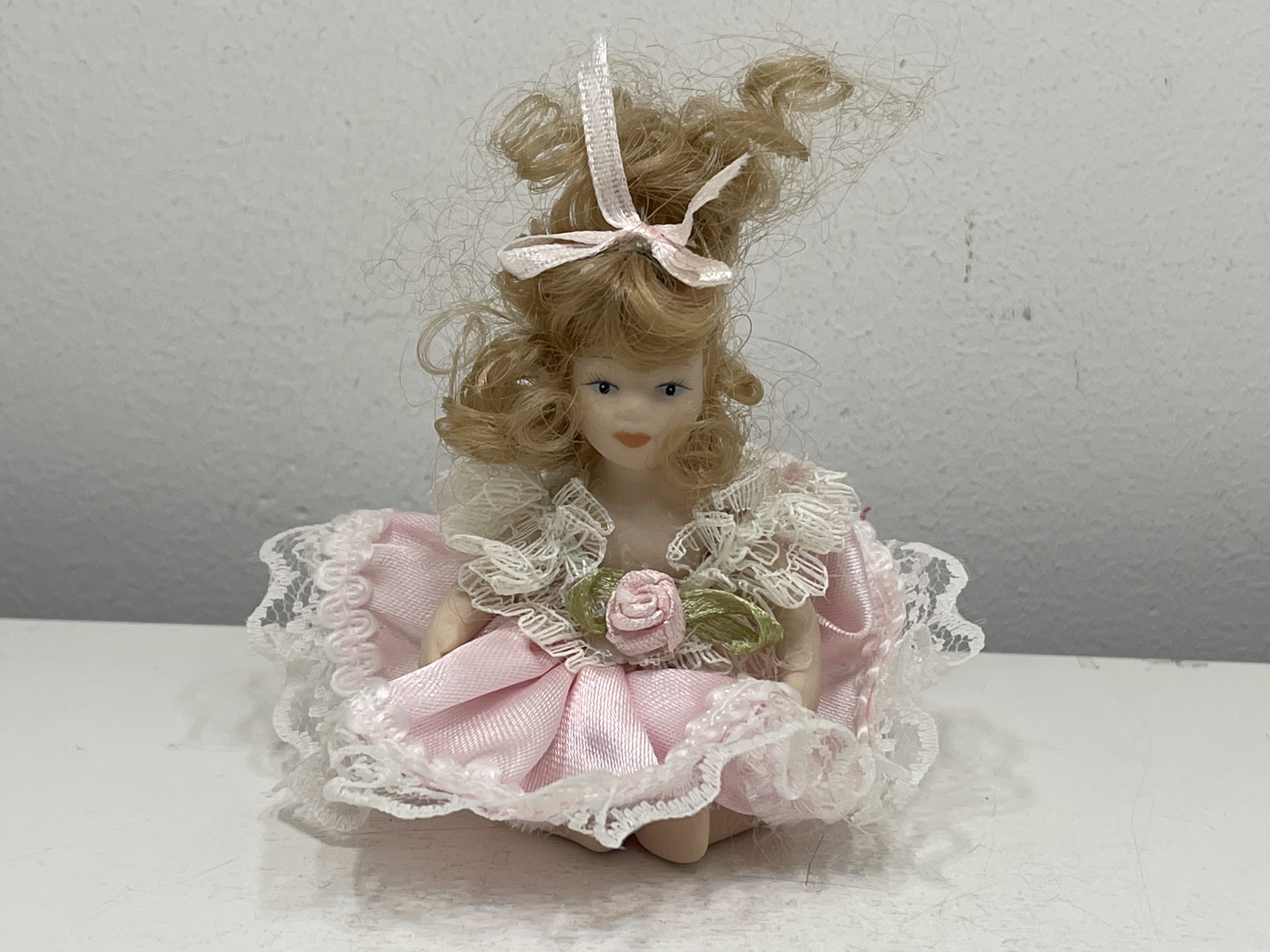 Sammler Porzellan Puppe 7 cm. Zustand siehe Fotos   