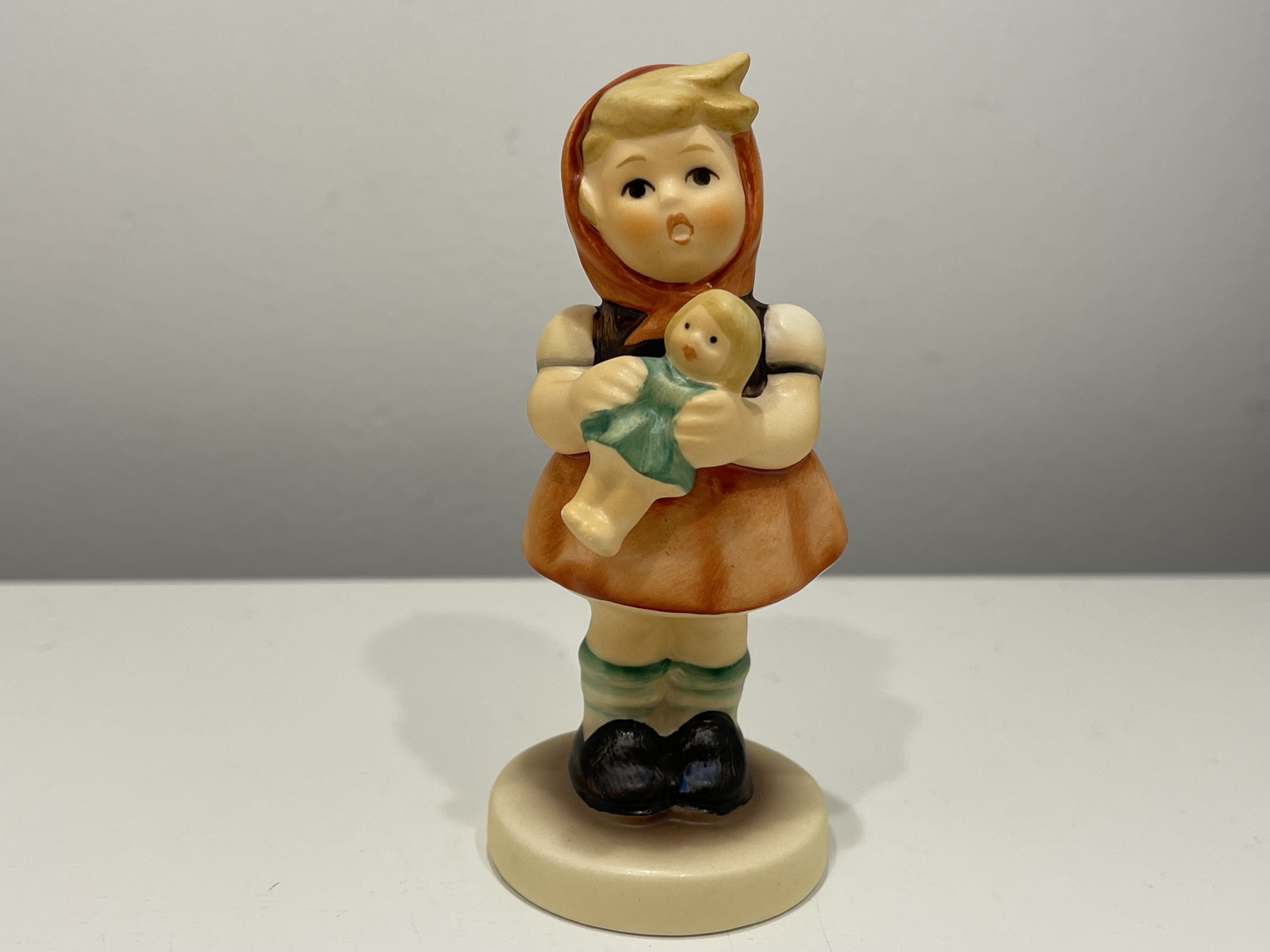  M.I. Hummel Figur Porzellanfigur 239/B Mädchen mit Puppe 9 cm. 1 Wahl. Top Zustand