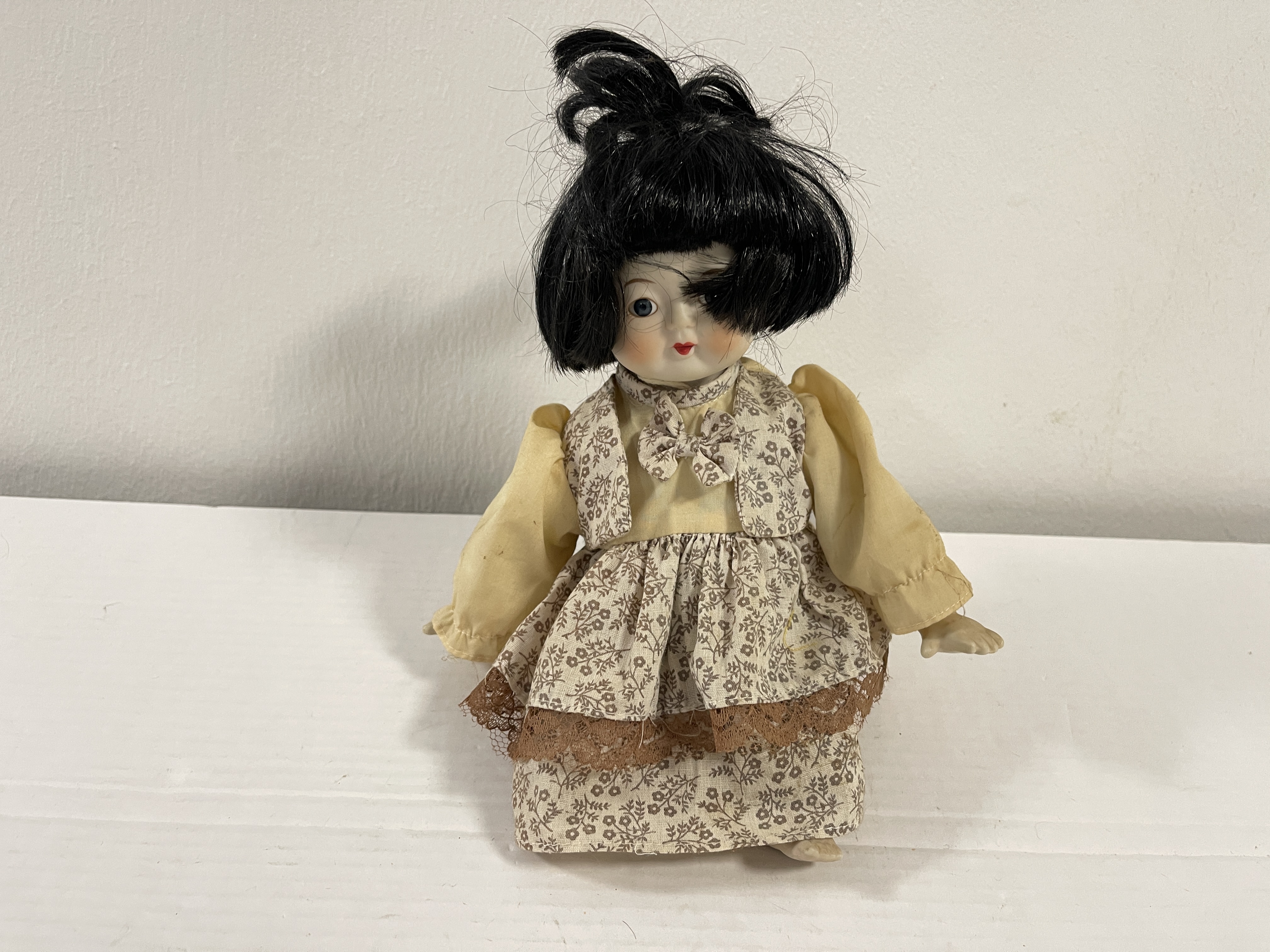 Porzellan Künstlerpuppe Puppe 19 cm. Raucherhaushalt Zustand siehe Fotos    