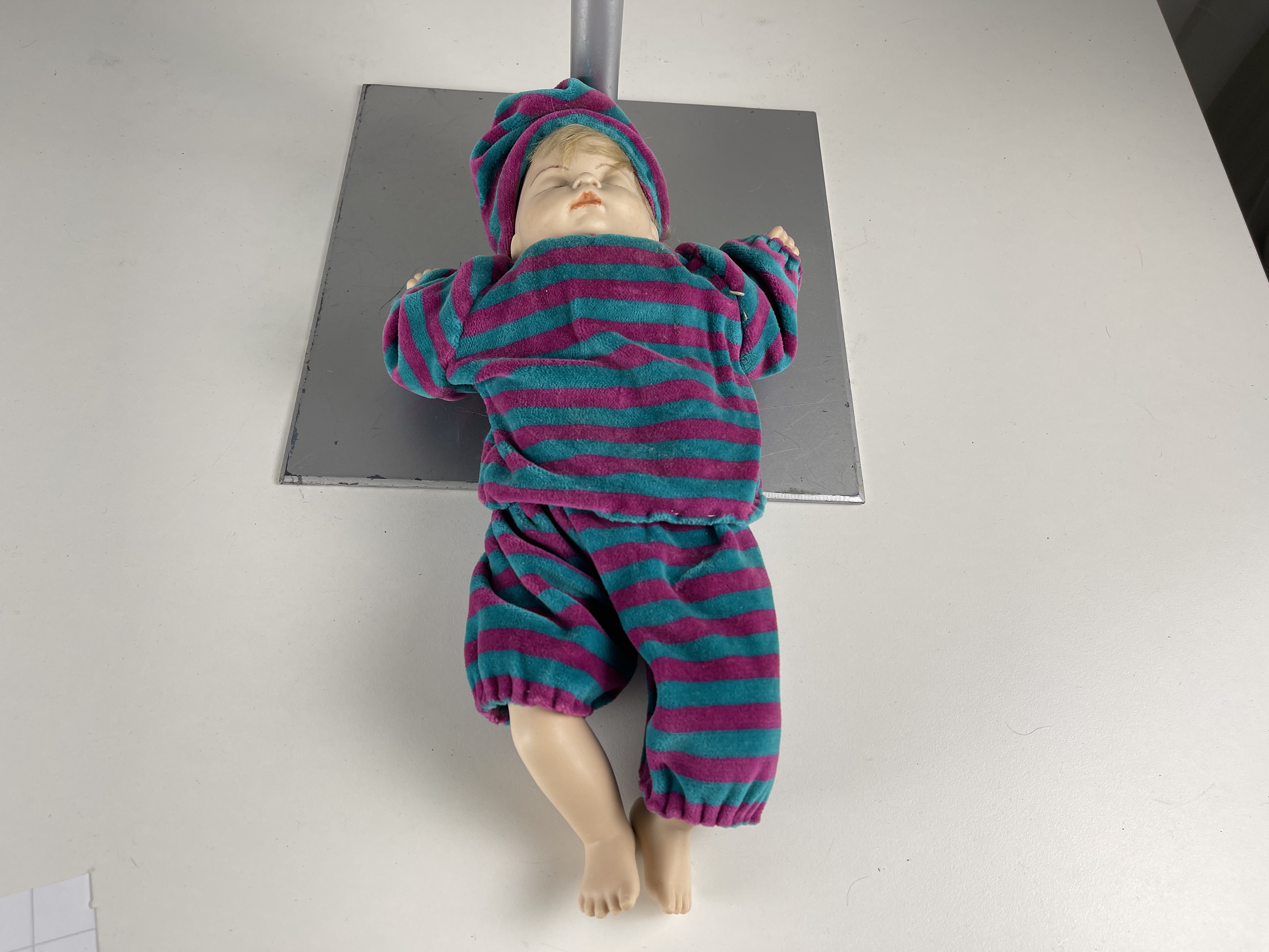 Künstlerpuppe Porzellan Puppe 34 cm. Top Zustand 