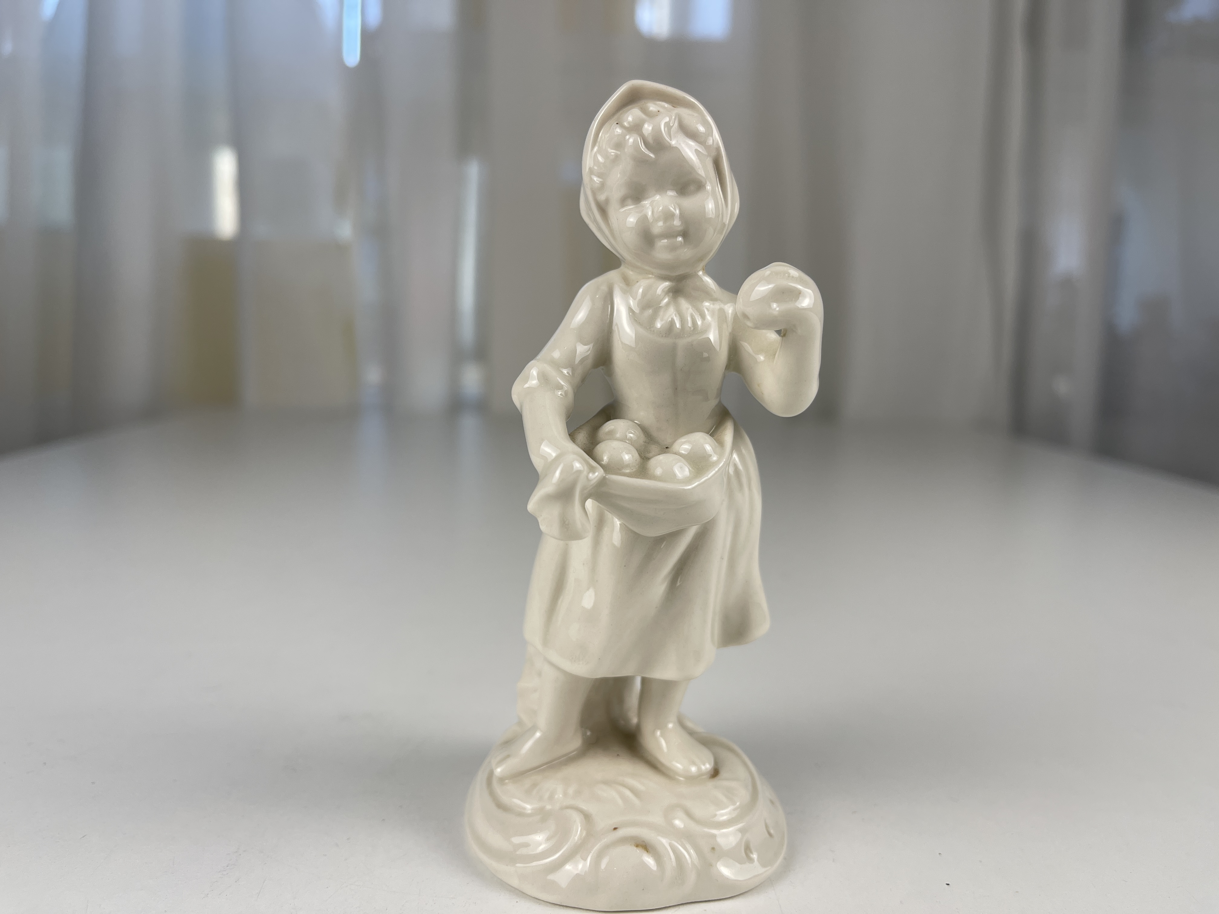 Goebel Figur 12 203 im Hofgarten 11 cm. - Top Zustand.  