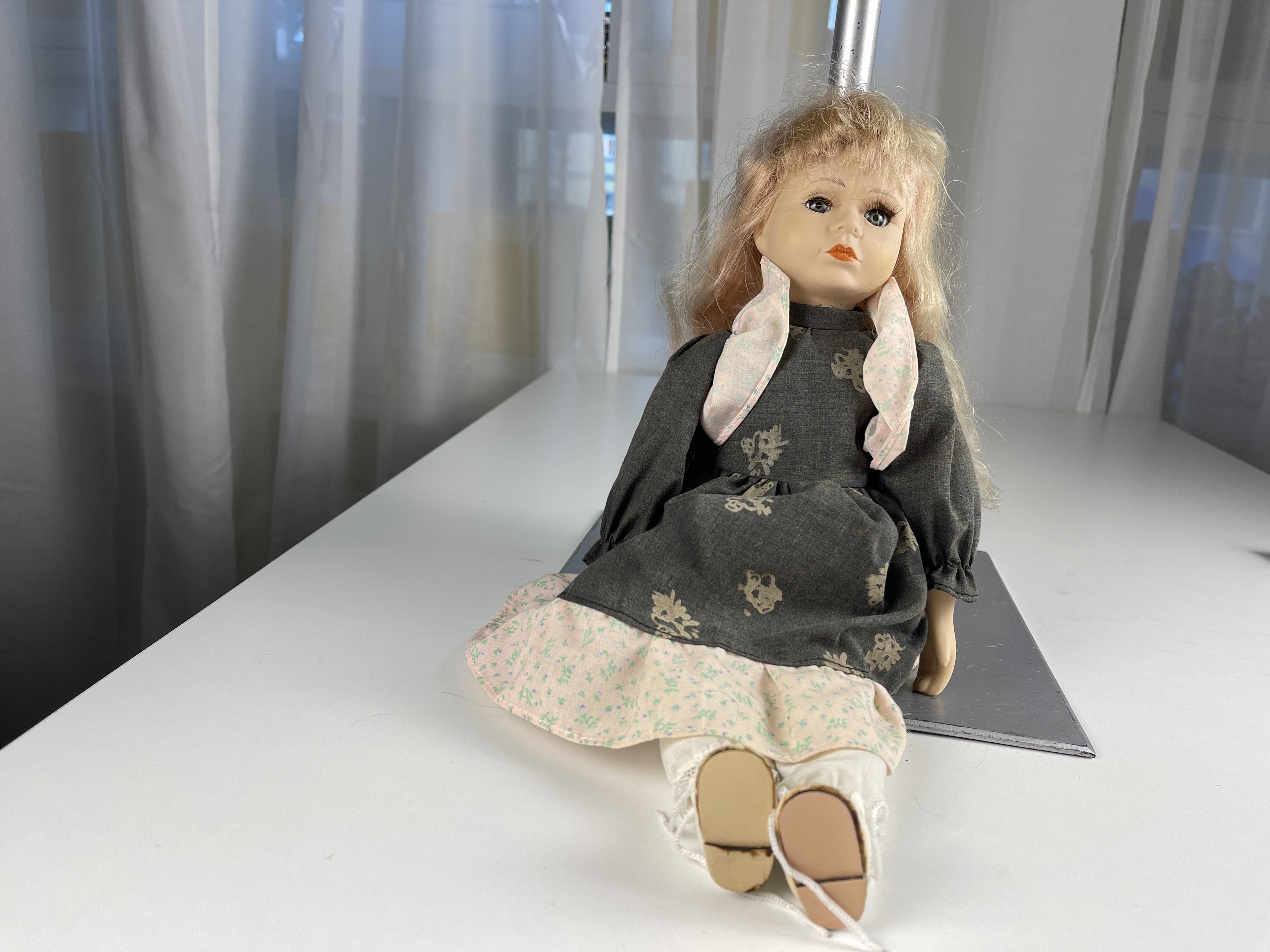 Sammler Puppe Porzellan Puppe 38 cm. Zustand siehe Fotos 