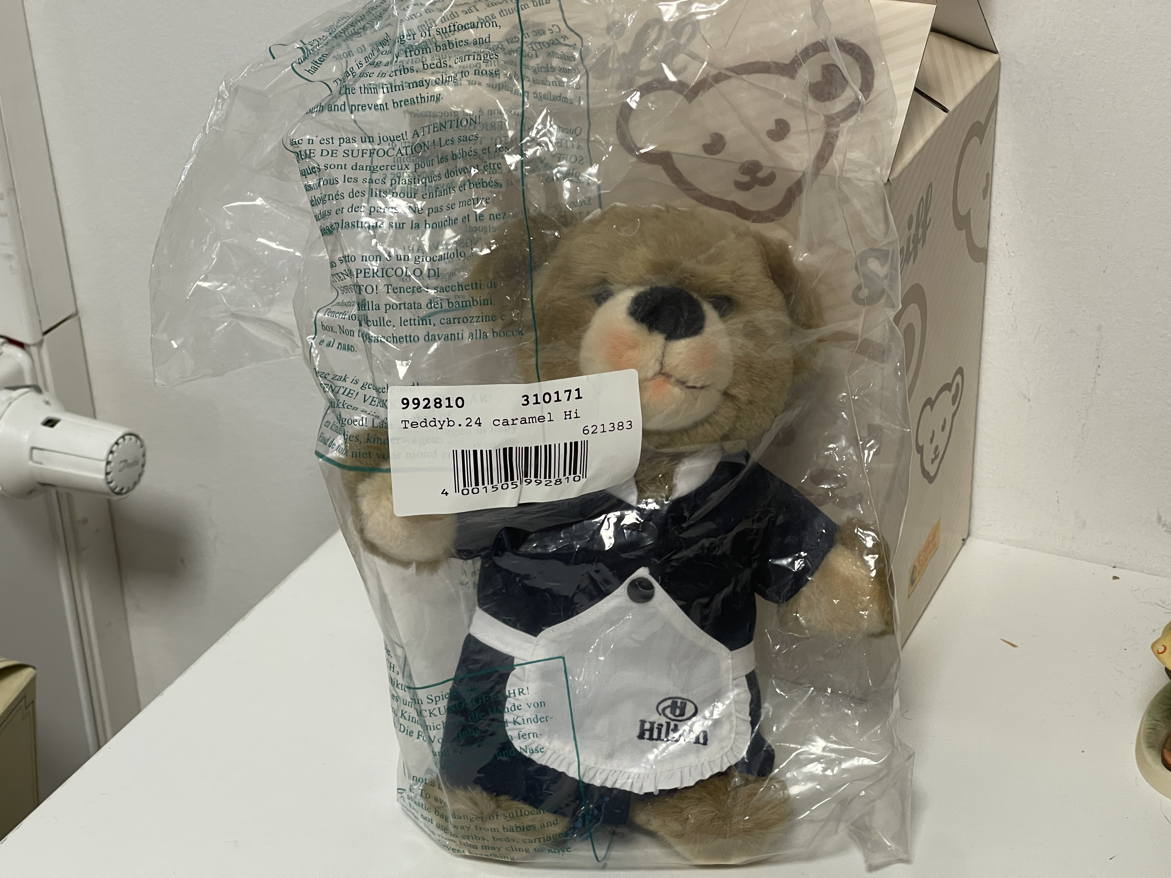 Steiff Tier Teddy Bär 992810 Zimmermädchen 24 cm. Top Zustand ungeöffnet + OVP