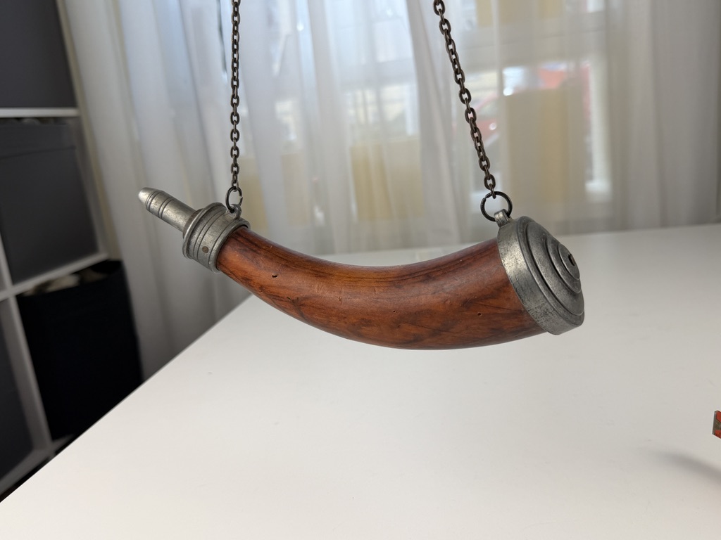 Englisches Pulverhorn Dekoratives Horn 26 cm. Top Zustand 