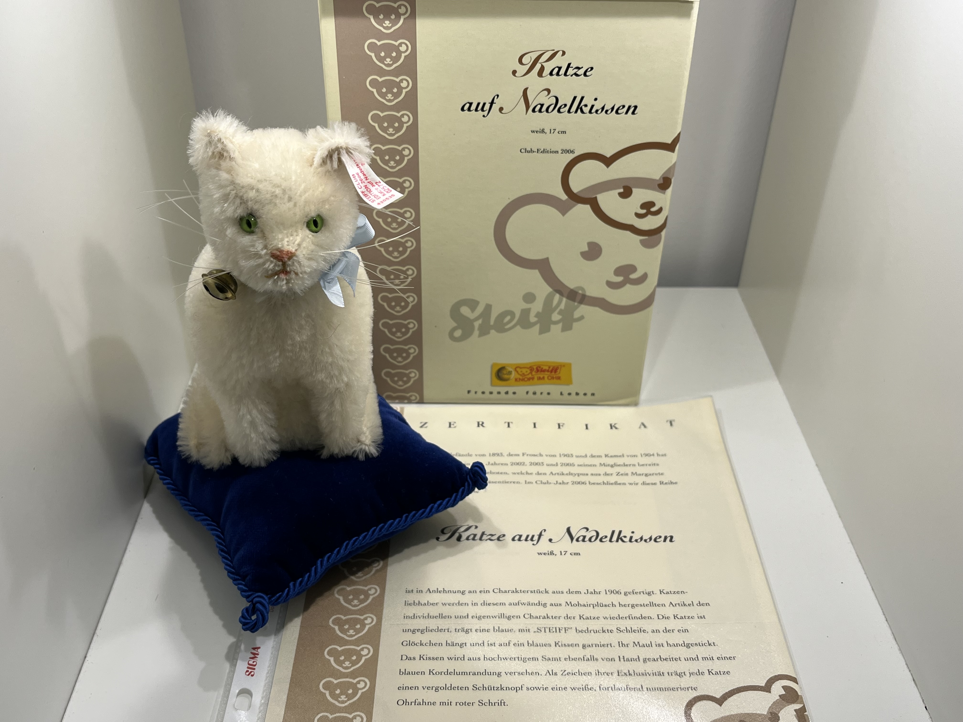 Steiff Tier 420535 Katze auf Nadelkissen 17 cm. Top Zustand  mit OVP
