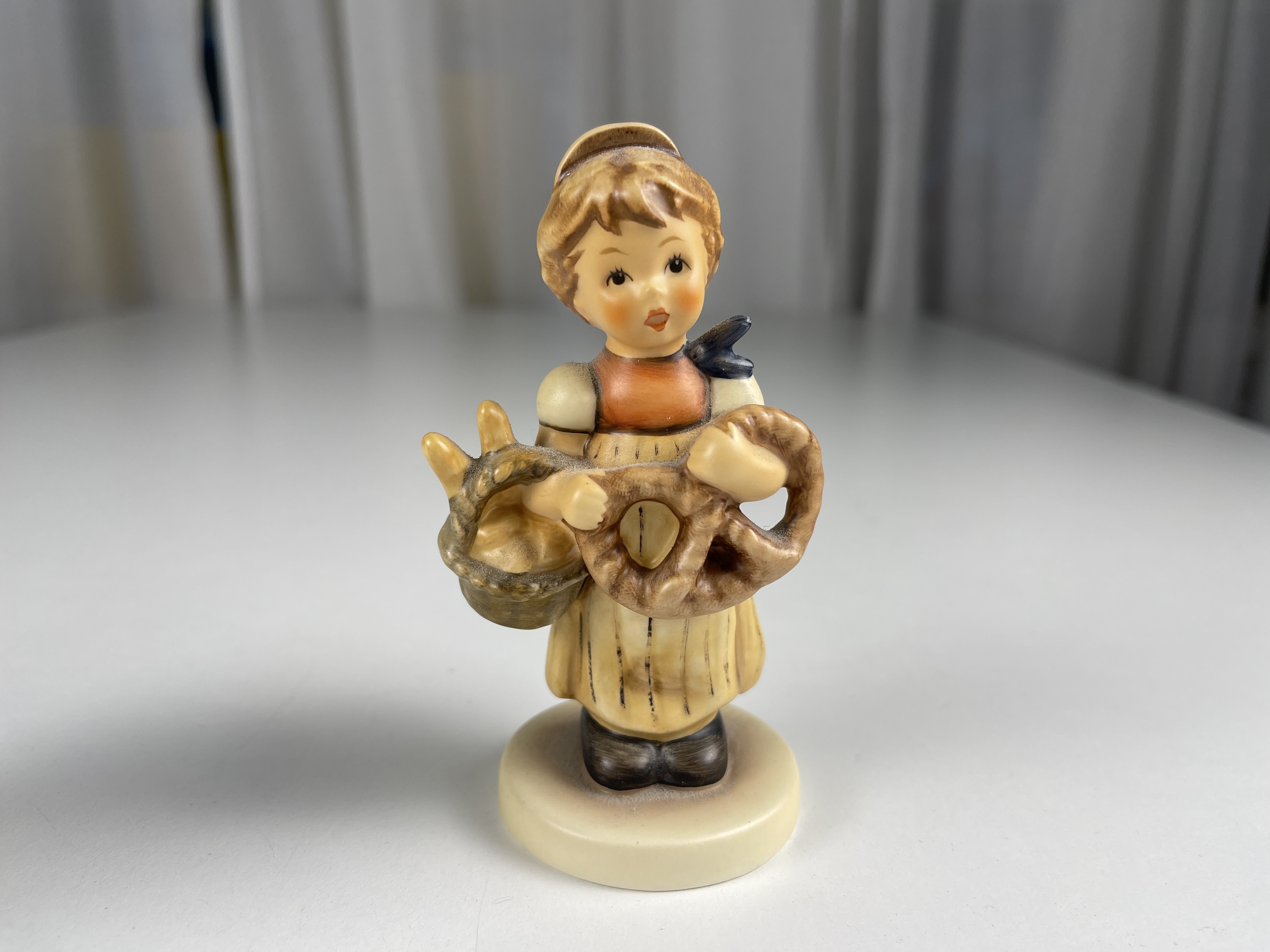 Hummel Figur 2004 Frisch Gebacken 11 cm. 1 Wahl - Top Zustand   