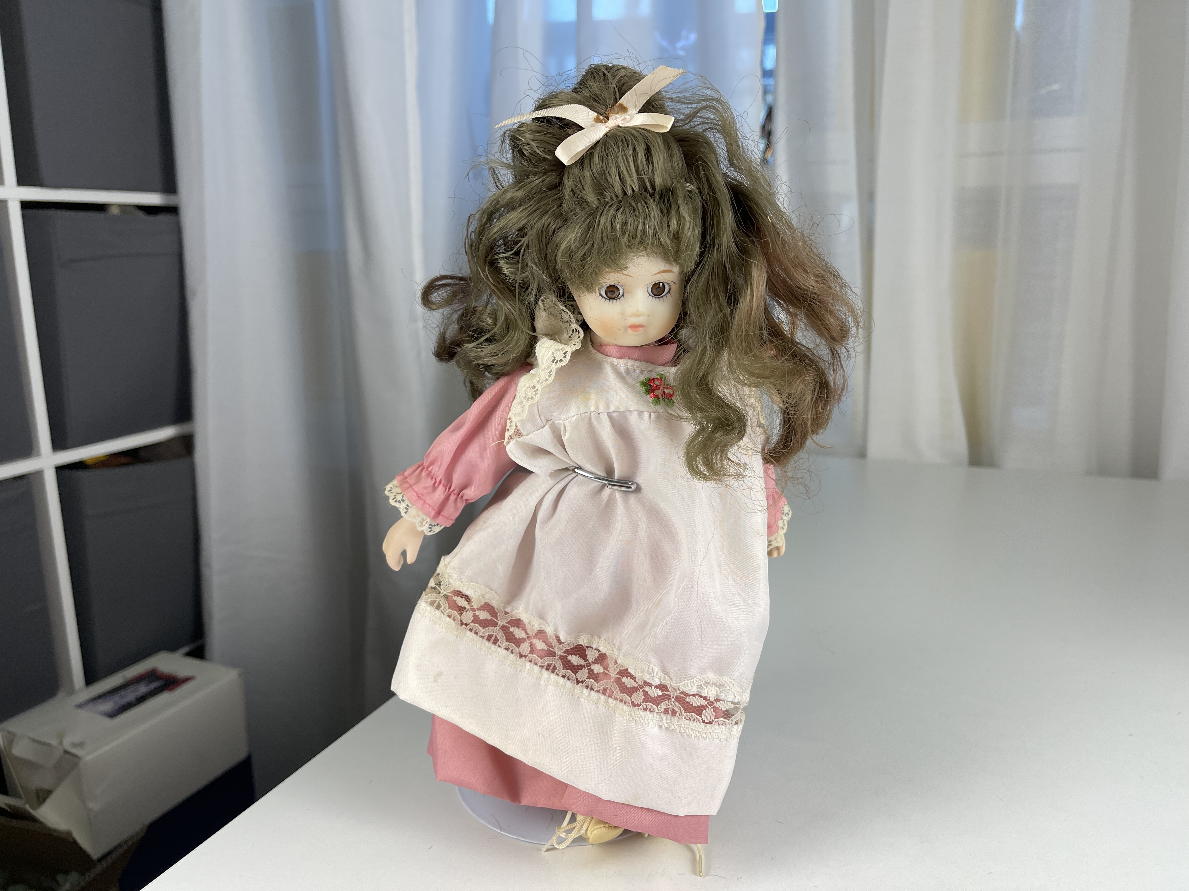 Sammler Puppe Porzellan Puppe 30 cm. Zustand siehe Fotos