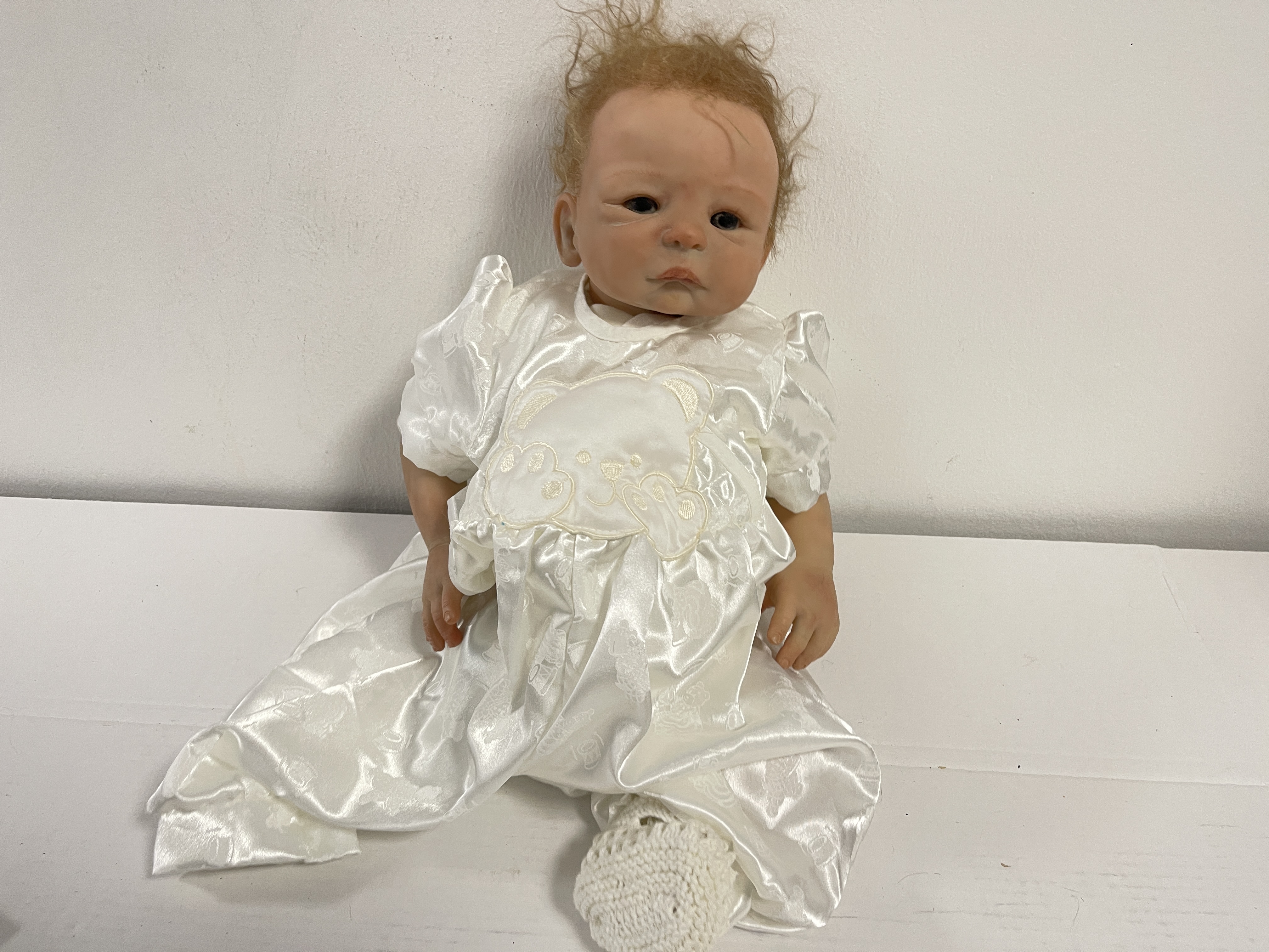 Scheila Michael Künstlerpuppe Reborn Vinyl Puppe 45 cm. Ein Bein fehlt 