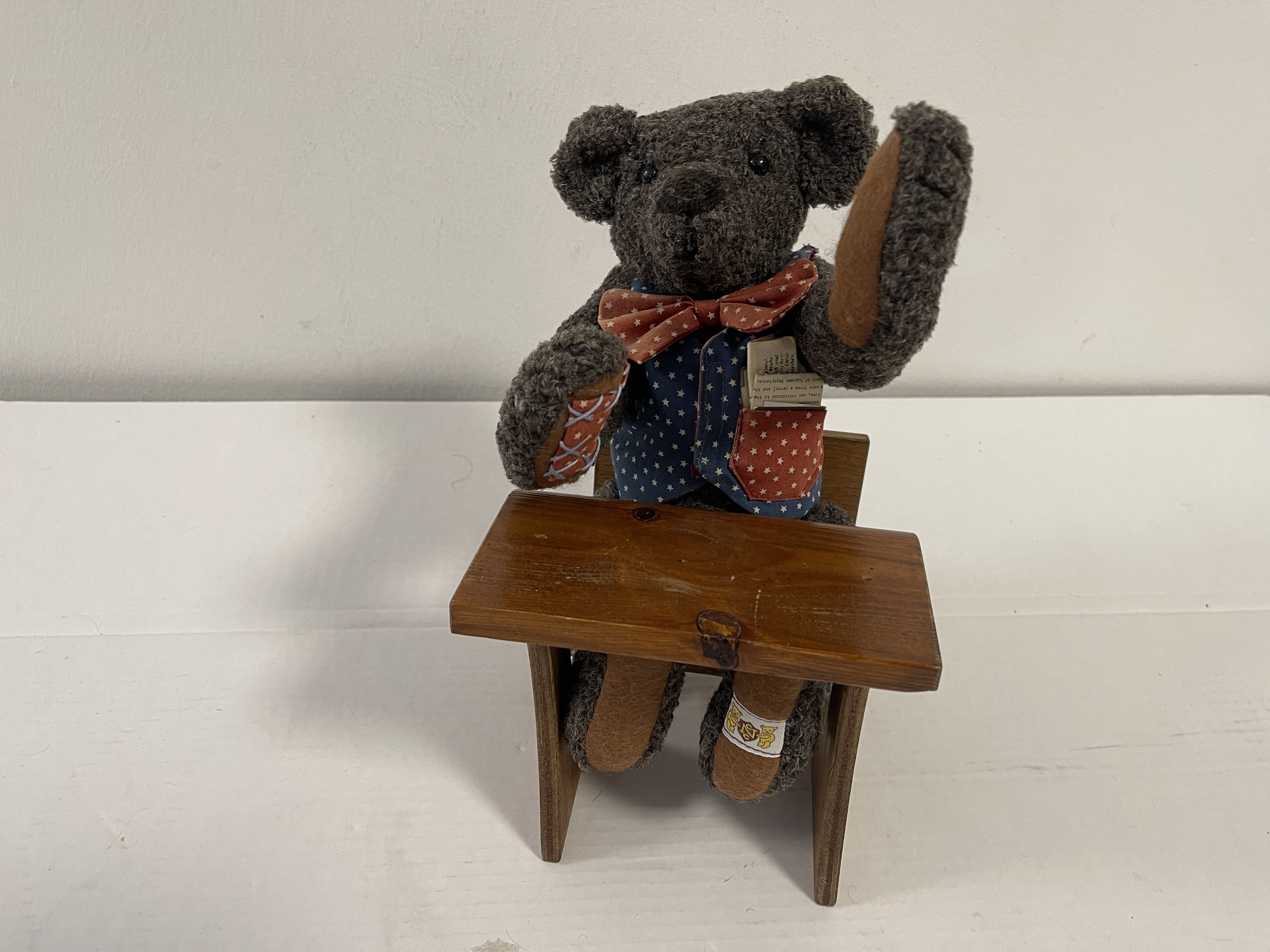 Künstlerbär Teddybär + Schulbank 30 cm. Guter Zustand.
