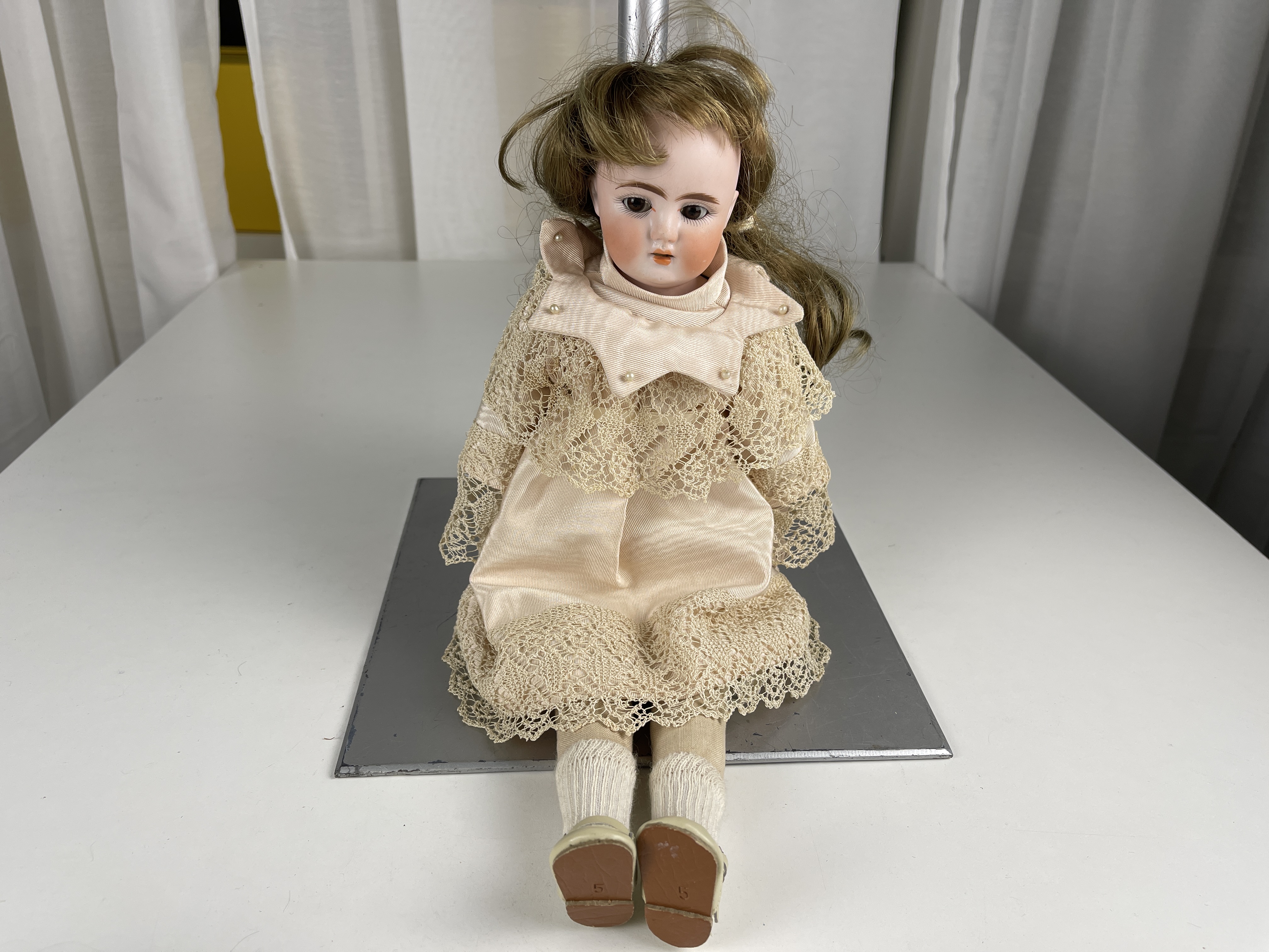 Alte Puppe Sammler Porzellankopf Puppe 42 cm. Zustand Siehe Fotos.  