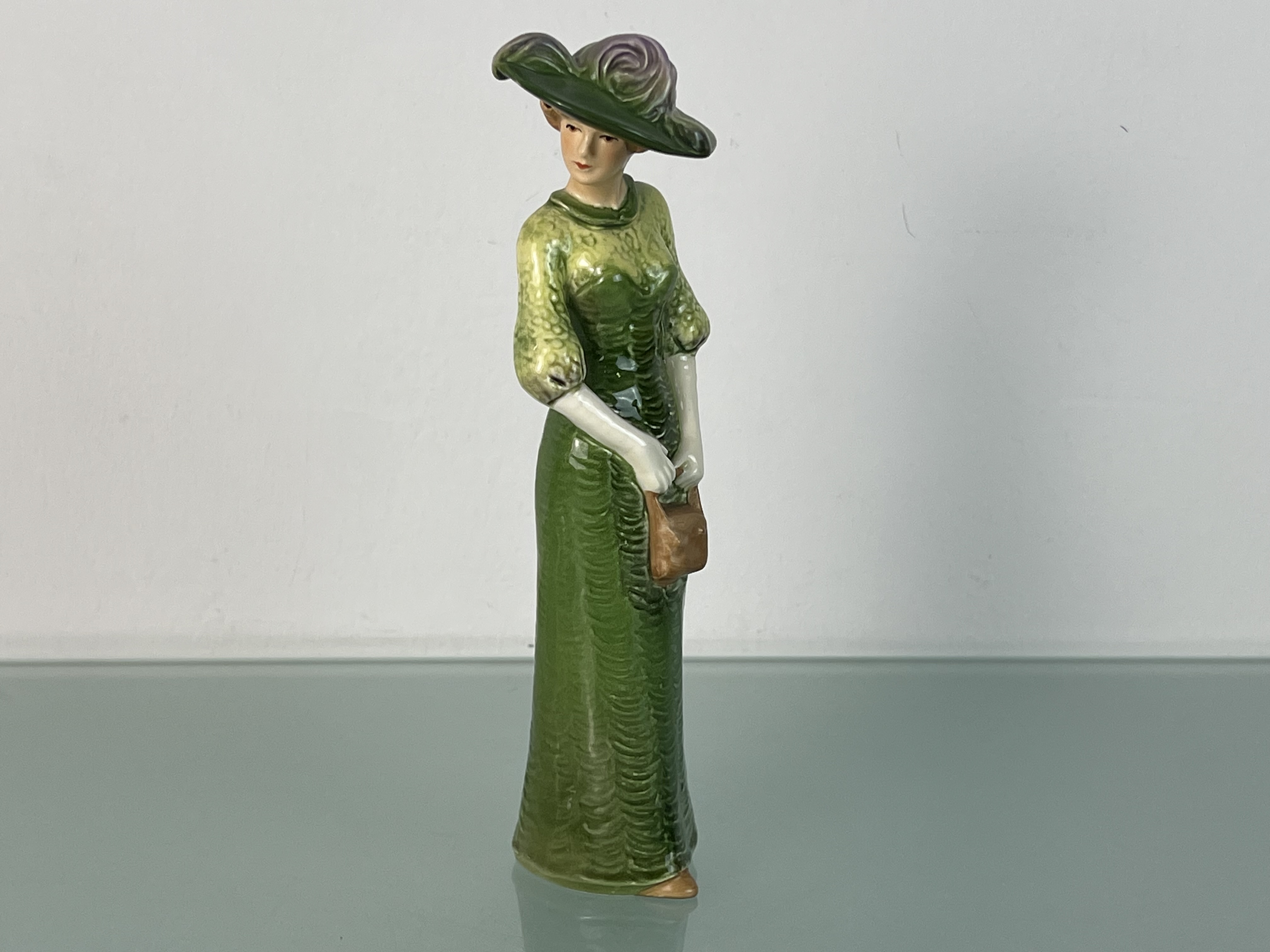 Goebel Figur  Frau im Grünen Kleid 21 cm. 1 Wahl in Top Zustand