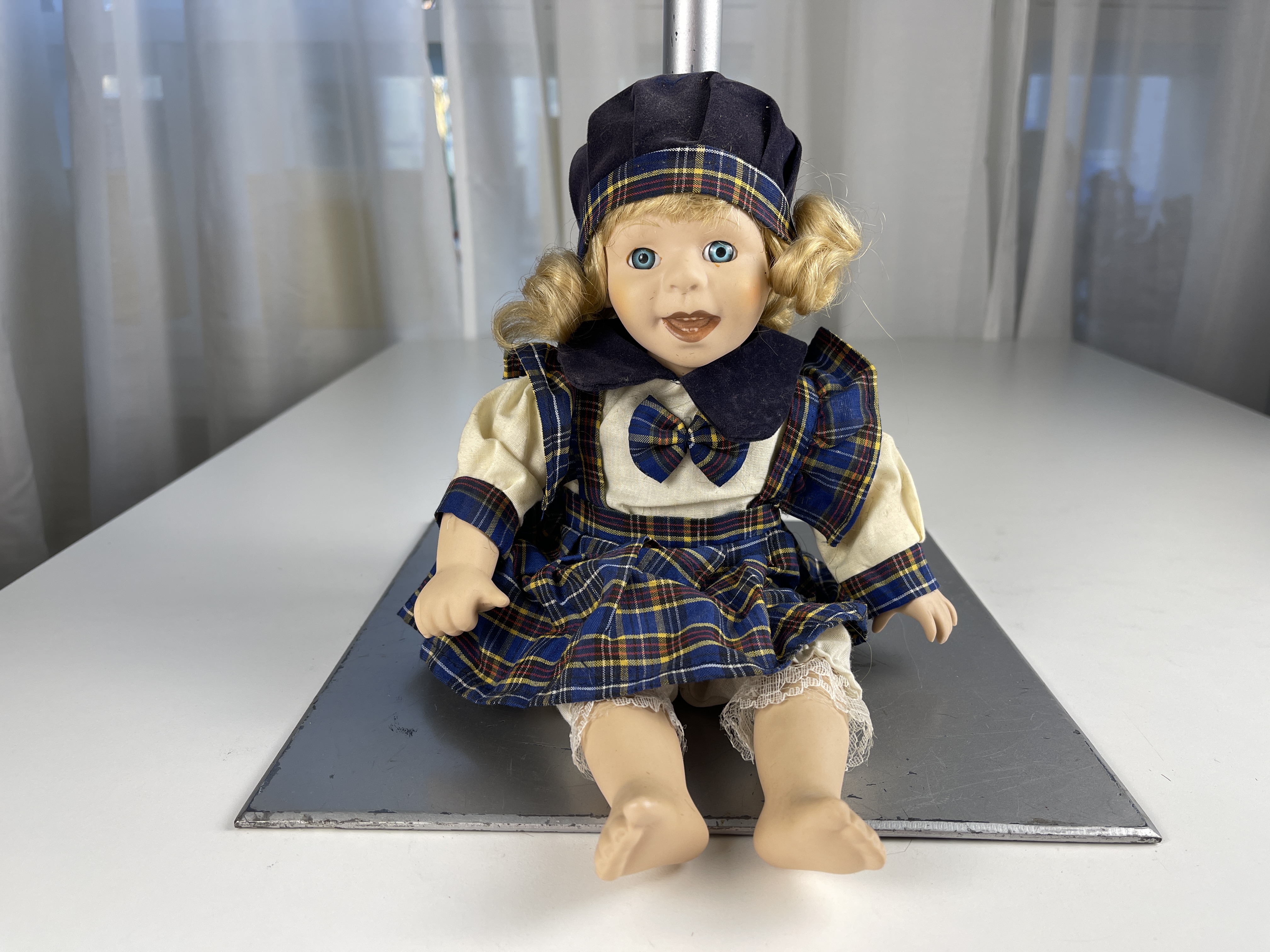 Sammler Puppe Porzellan Puppe 30 cm. Zustand siehe Fotos