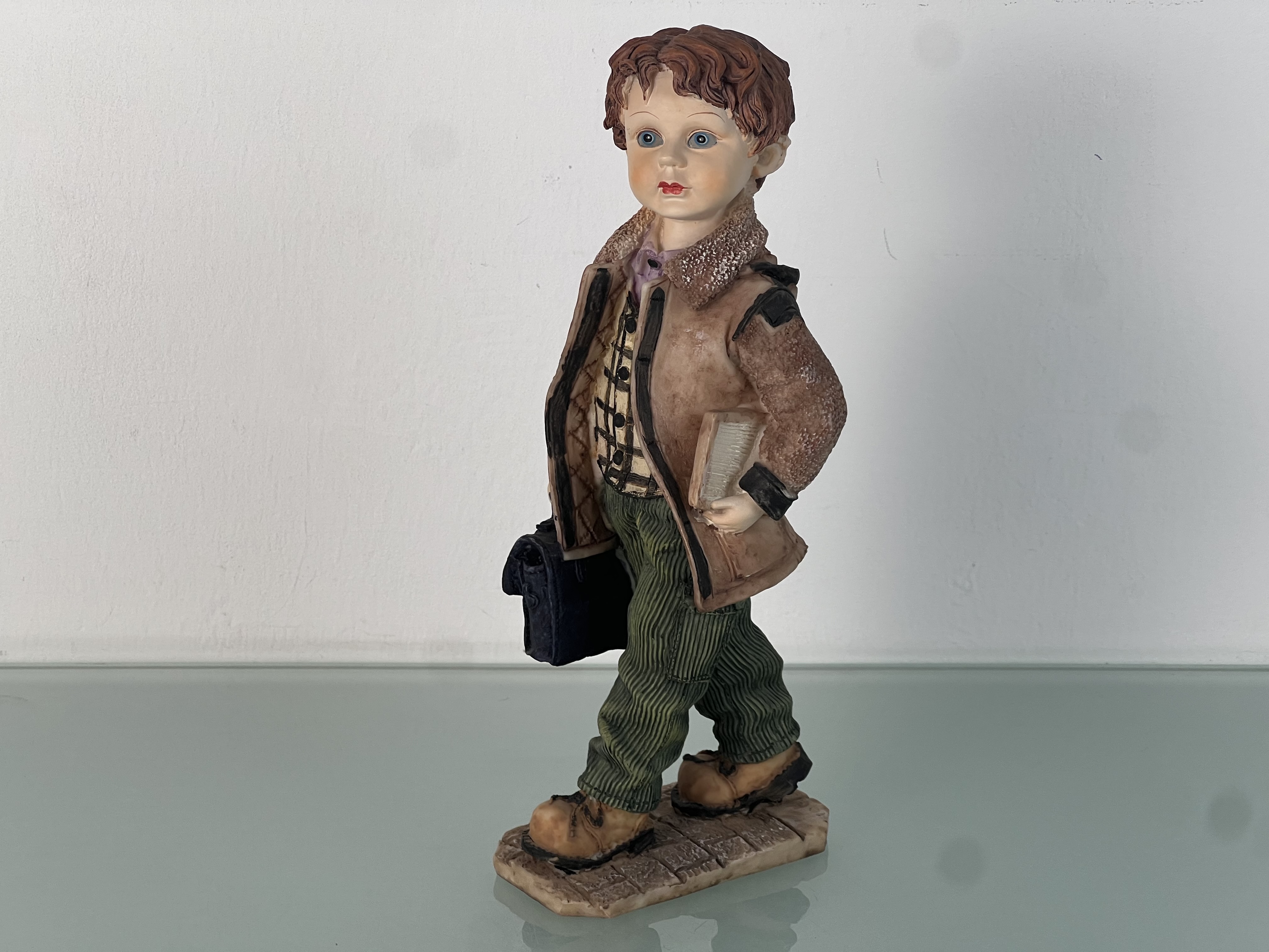 Walter Goth Figur Junge mit Tasche aus Kunststoff 25 cm. Zustand siehe Fotos