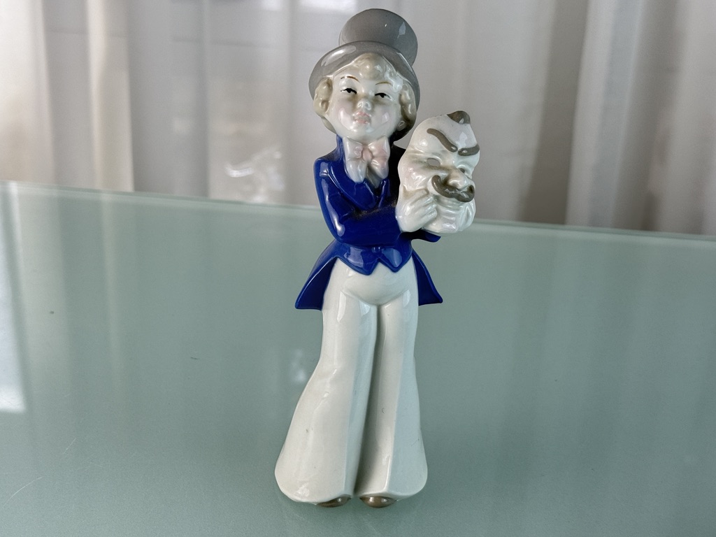 Porzellan Sammler Figur Junge mit Maske 18 cm. Top Zustand     