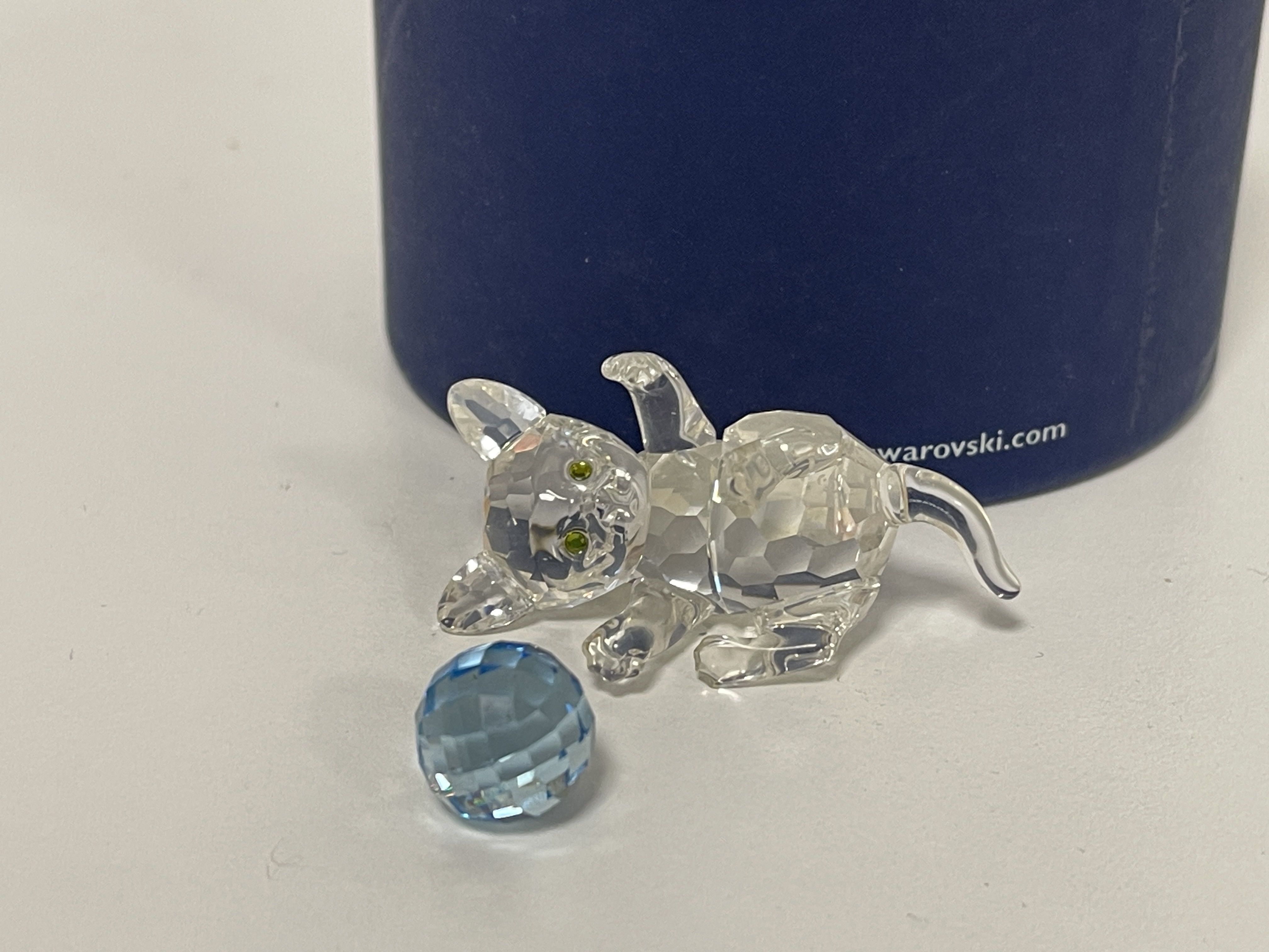  Swarovski Figur 631857 Katze mit blauen Ball 5 cm. Ovp & Zertifikat.  