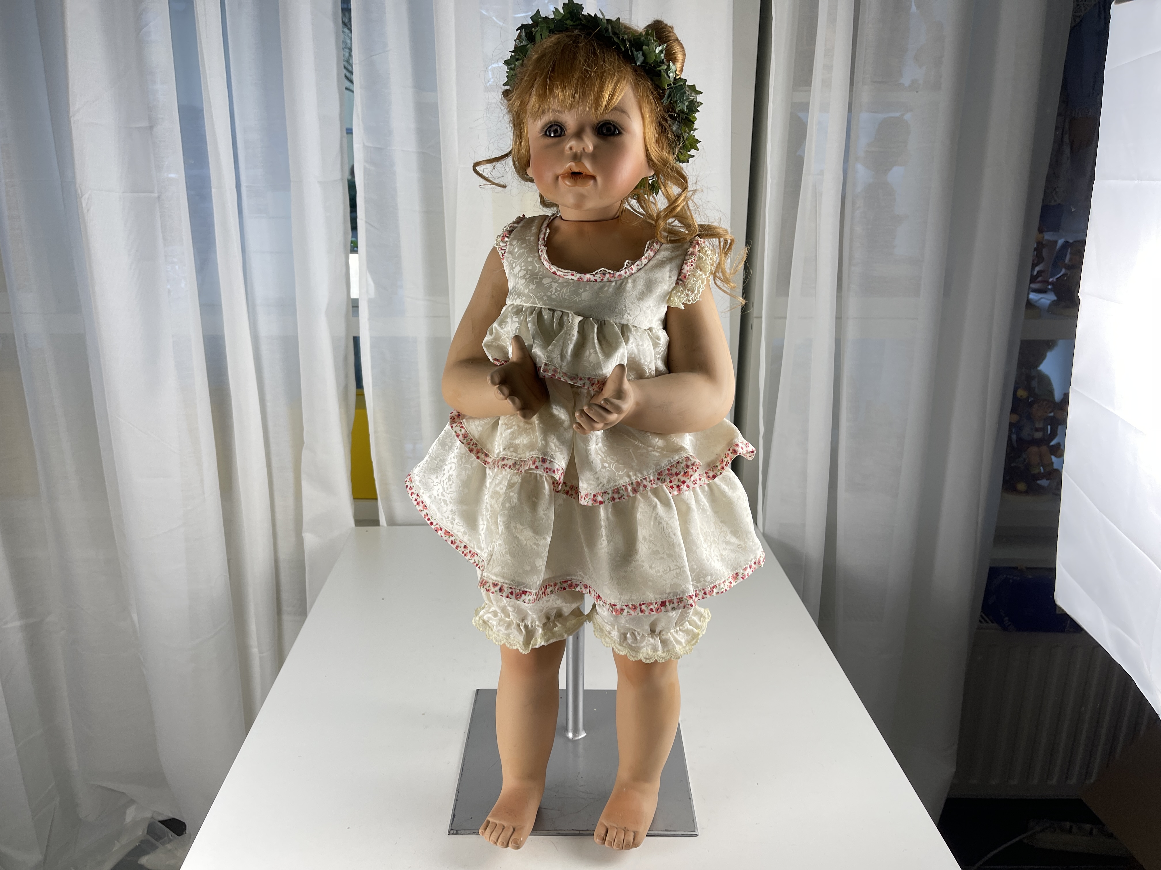 Monika Levenig Künstlerpuppe Porzellan Puppe 76 cm. Schmutzig + kleiner defekt