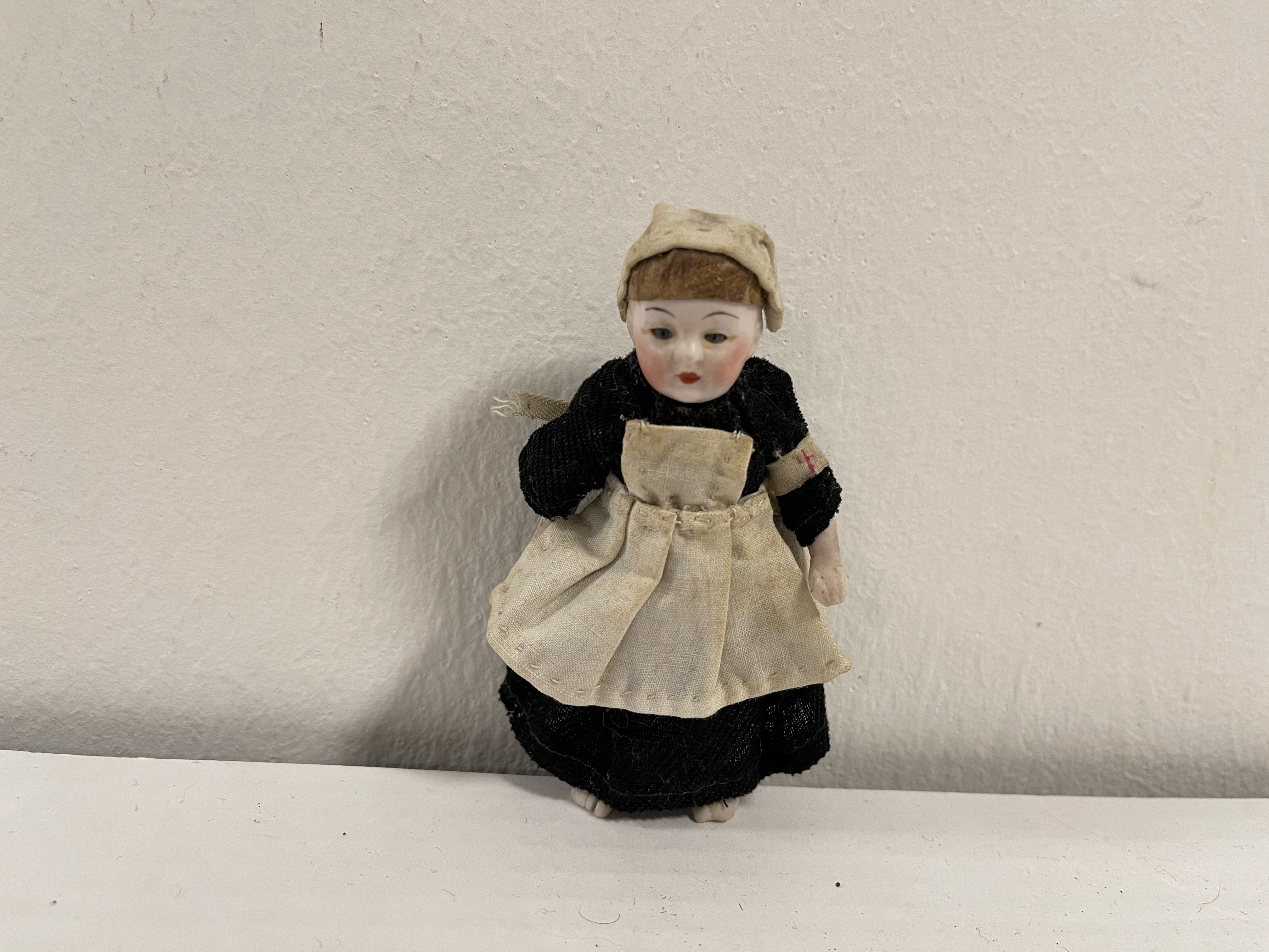 Künstlerpuppe Porzellan Puppe  10,5 cm Zustand Siehe Fotos.  