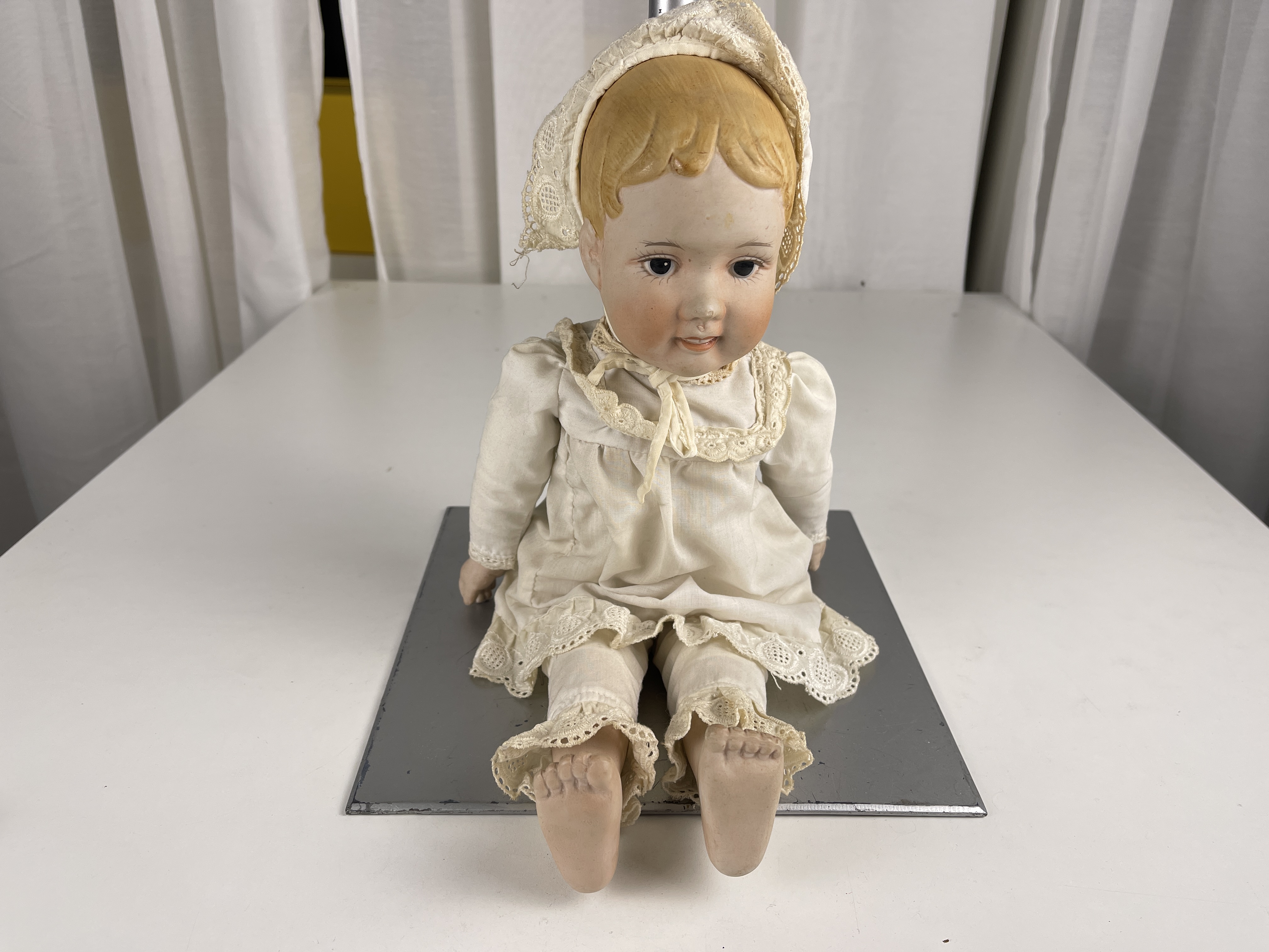 Alte Puppe Sammler Porzellankopf Puppe 42 cm. Zustand Siehe Fotos.    