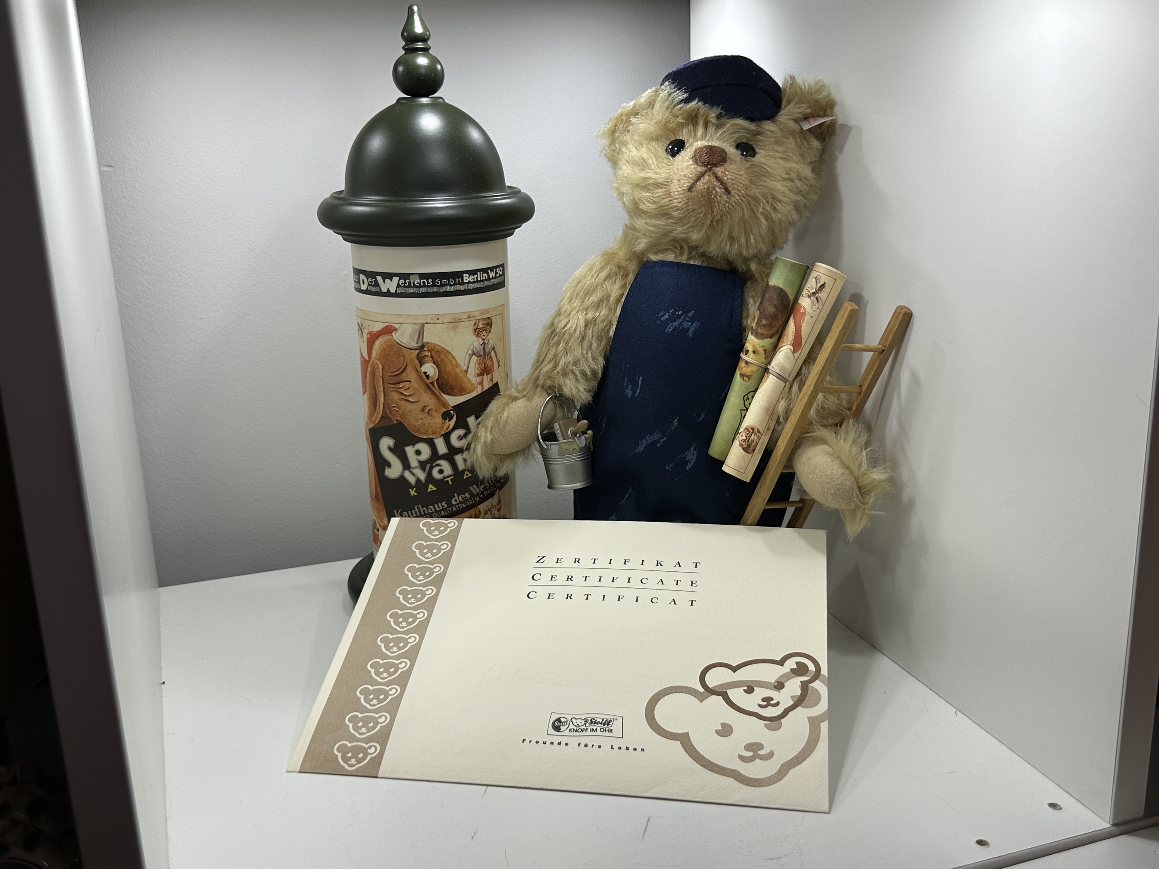 Steiff Tier 671746 Litfaßsäulen Teddybär 28 cm mit Zertifikat. Top Zustand