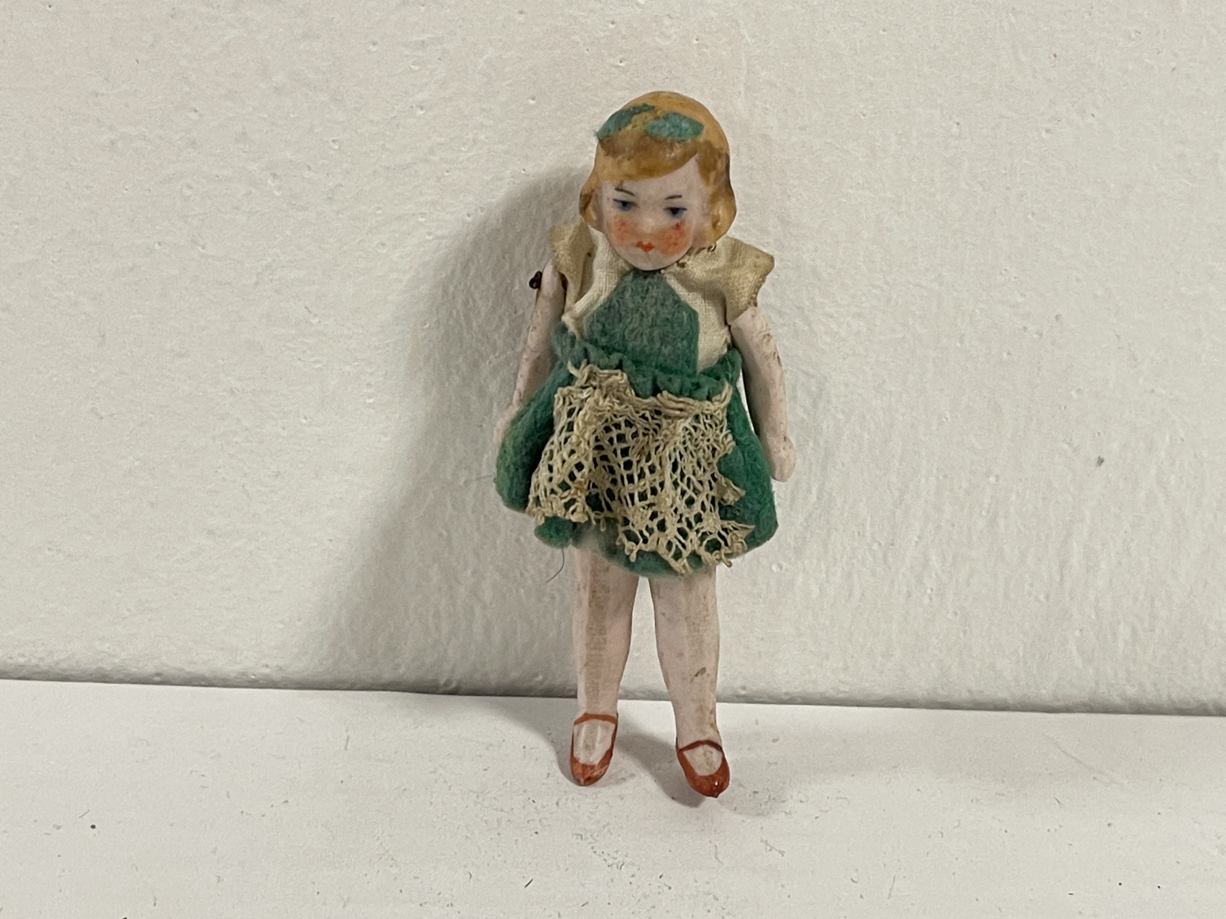 Alt Künstlerpuppe Porzellan Puppe  8,5 cm Zustand Siehe Fotos.    