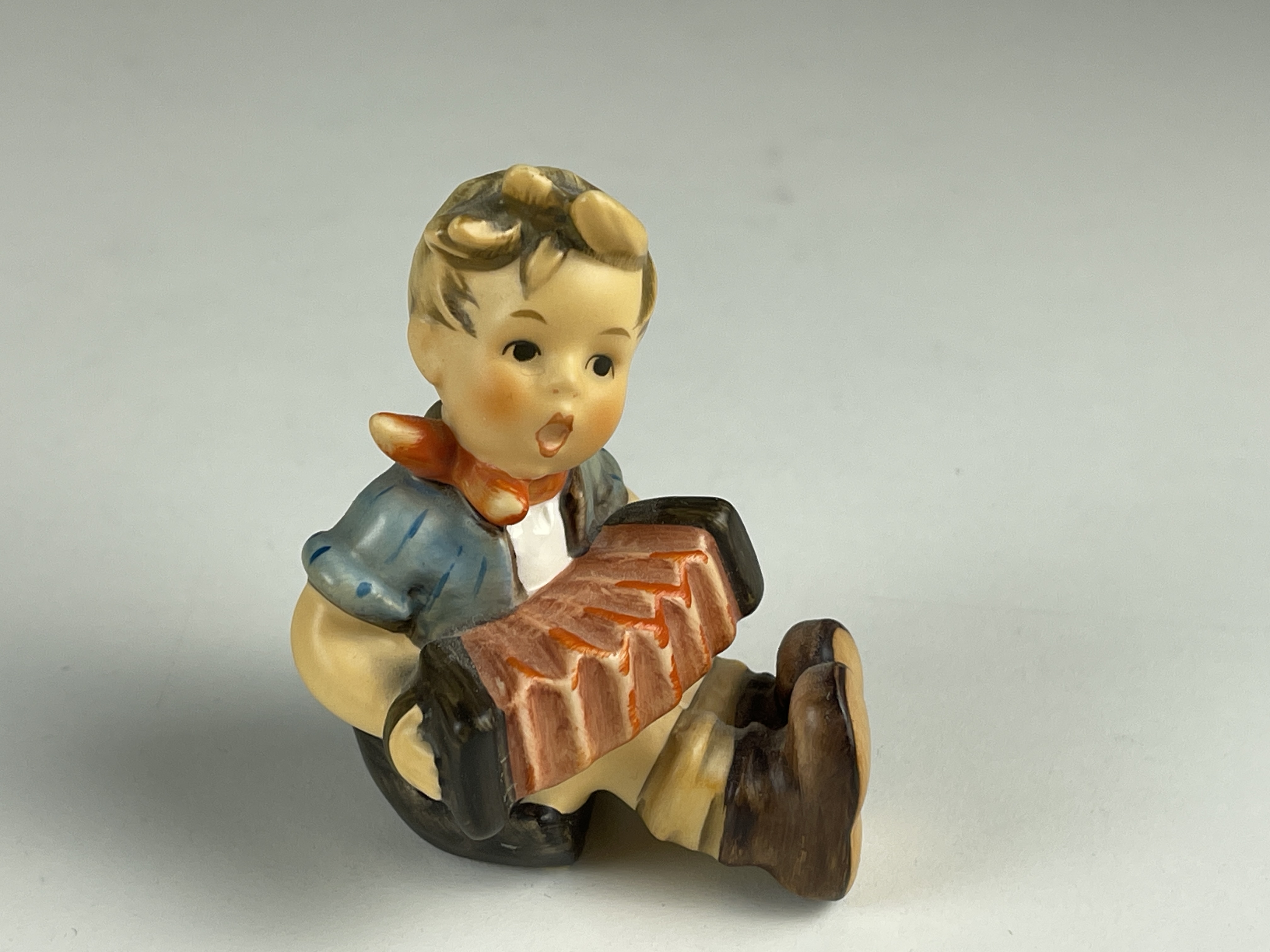  Hummel Figur 390 Junge mit Harmonika 6 cm. 1 Wahl Top Zustand. 