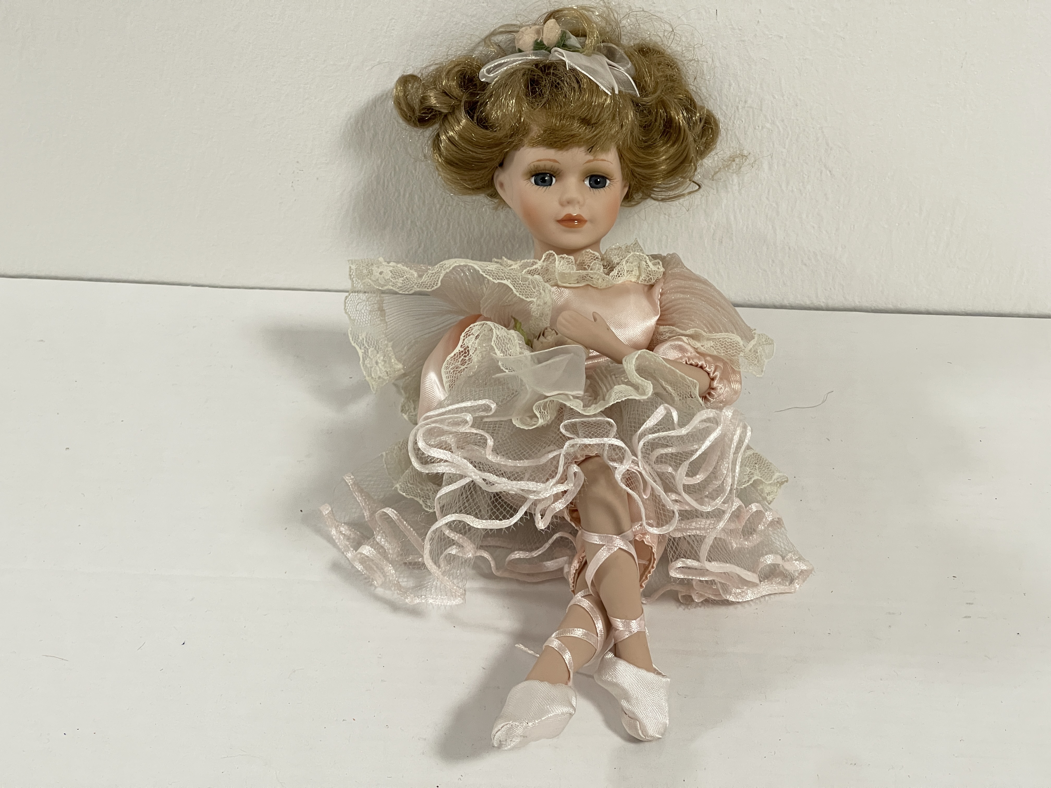  Künstlerpuppe Puppe Porzellan 28 cm. Zustand siehe Fotos  