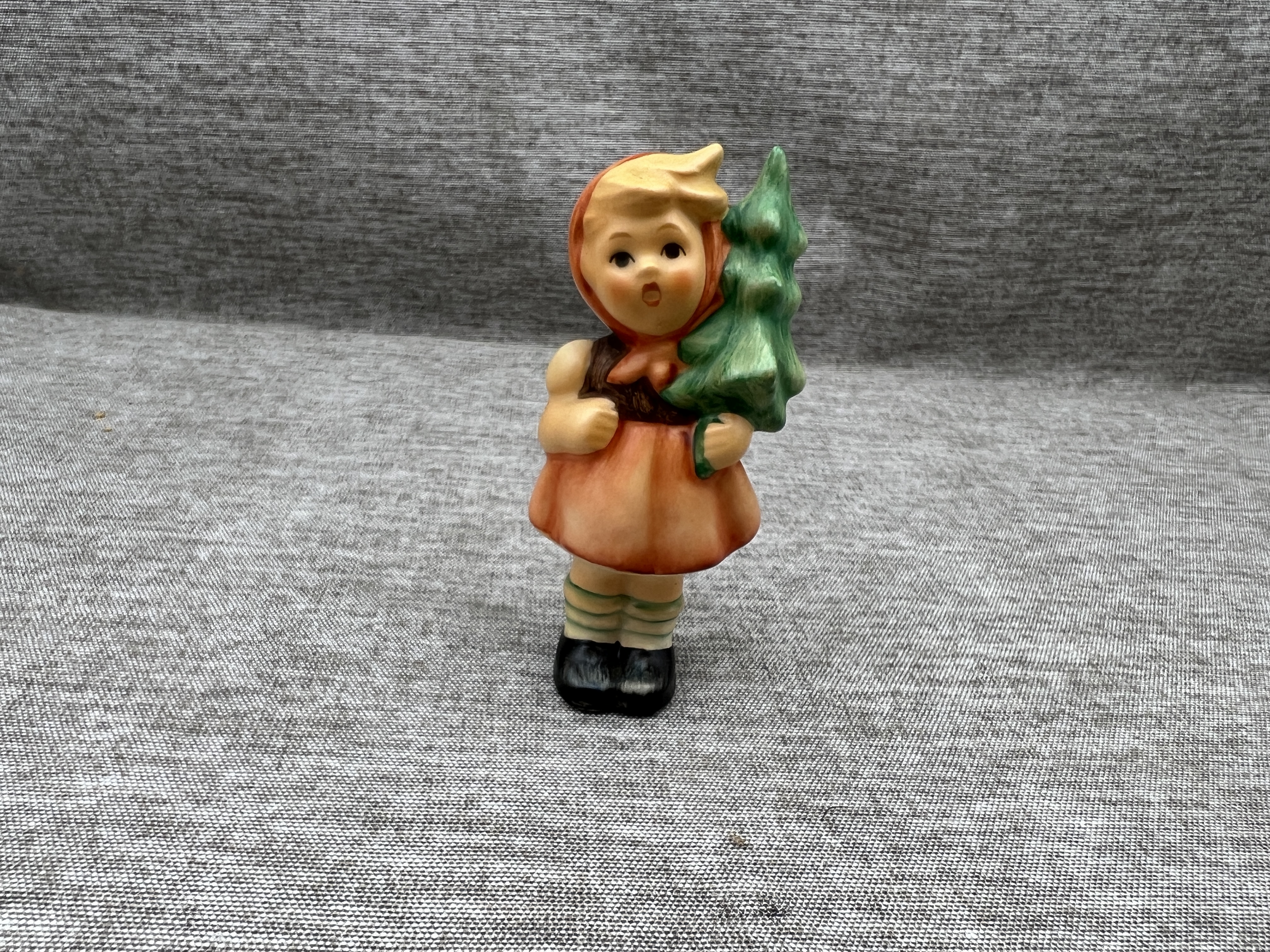 Hummel Figur 239/D/X Mädchen mit Tannenbaum 7 cm. 1 Wahl - Top Zustand  