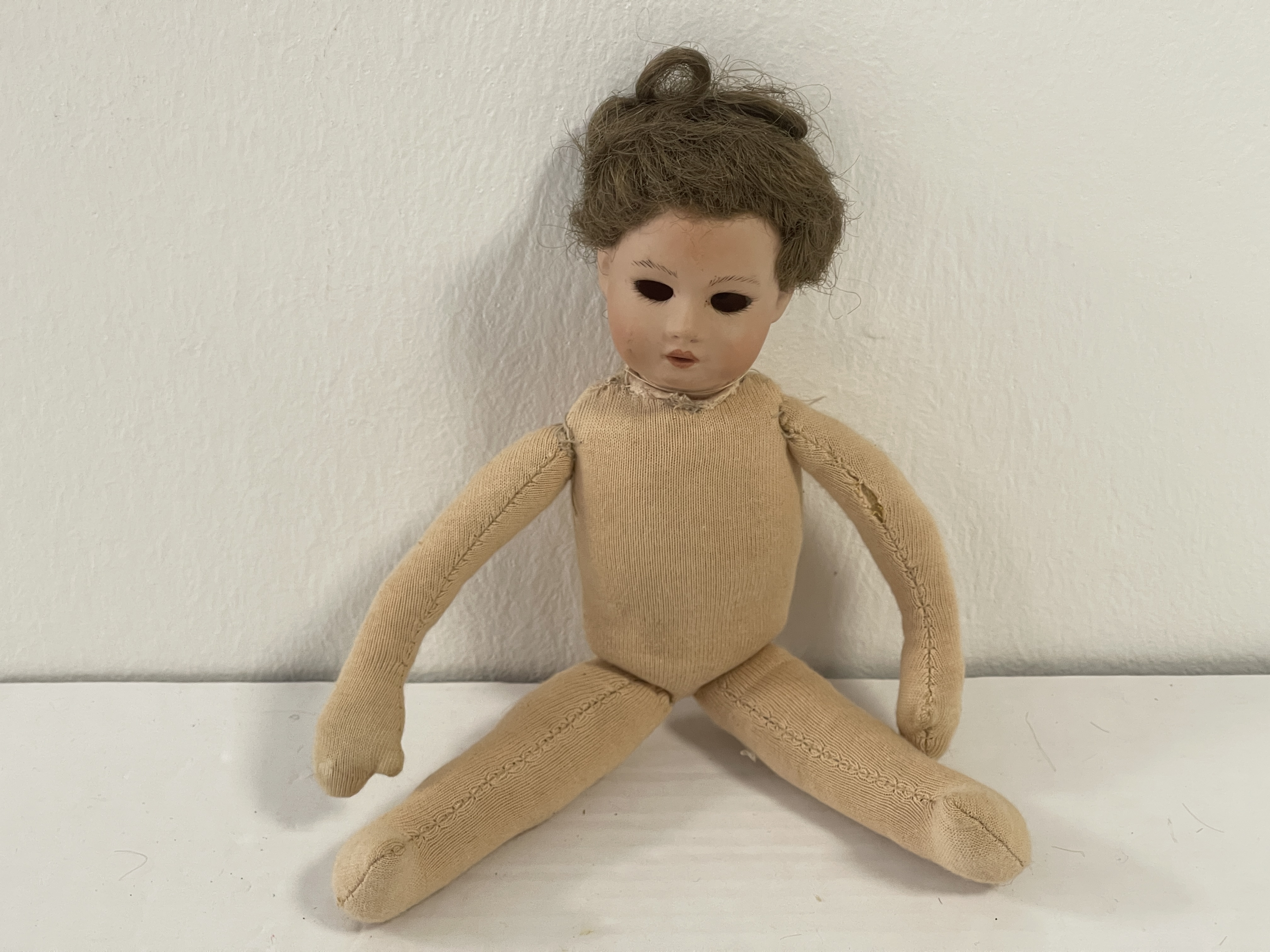Künstler  Porzellankopf  Puppe 25 cm. Zustand Siehe Fotos.  
