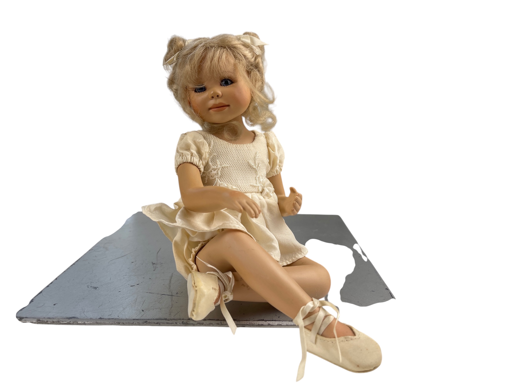 Künstlerpuppe Gabriele Müller Porzellan Puppe ca. 26 cm (wenn Beine bewegt). Schmutzig