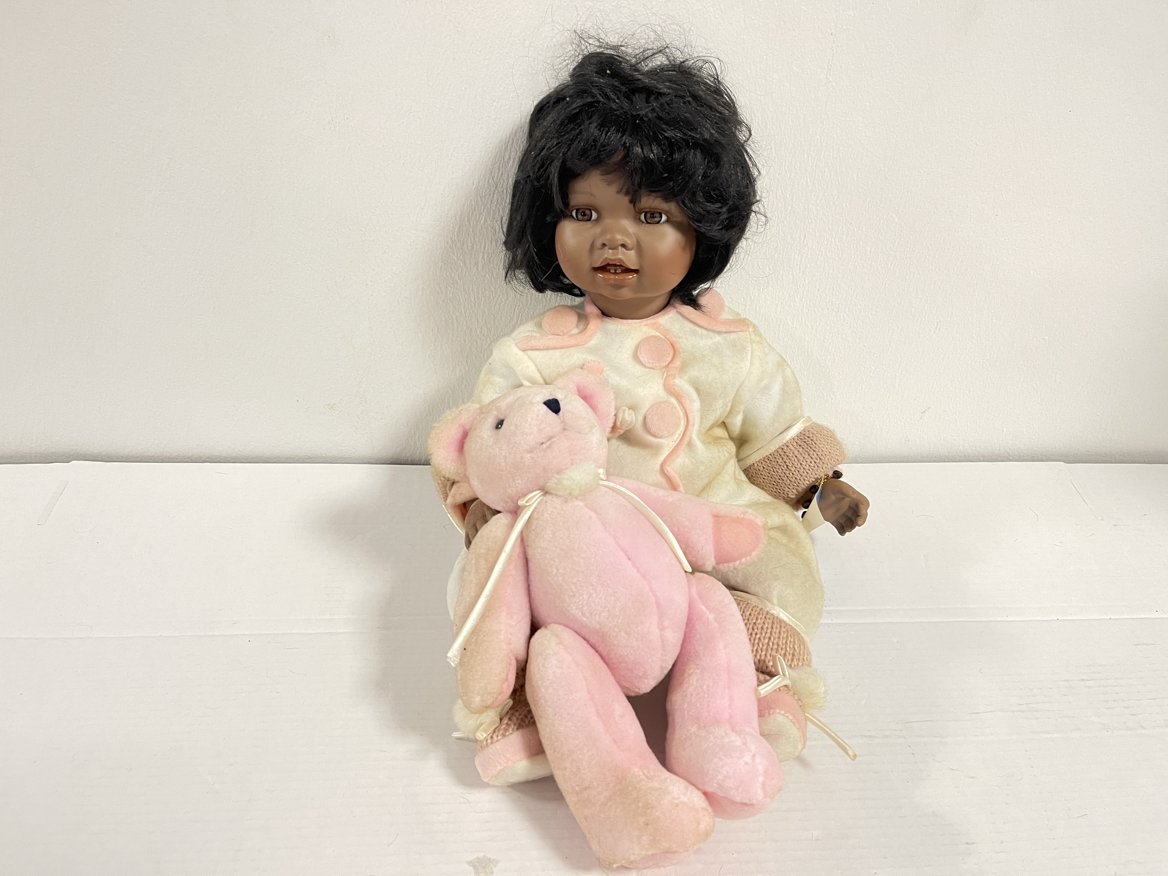 Porzellan Sammler Porzellan Puppe 50 cm. Zustand siehe Fotos Raucherhaushalt 