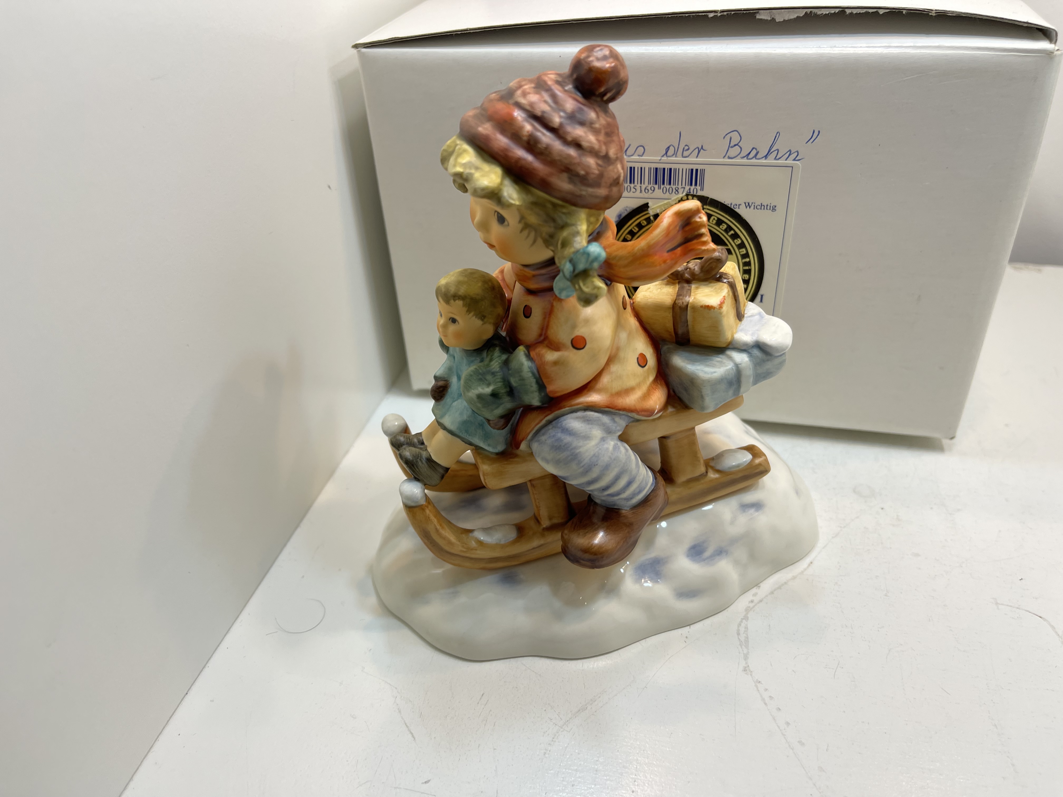M.I. Hummel Figur 2014/I Aus der Bahn 14,5 cm. 1 Wahl mit Ovp Top Zustand M.I. Hummel Figur 2014/I Aus der Bahn 14,5 cm. 1 Wahl mit Ovp Top Zustand