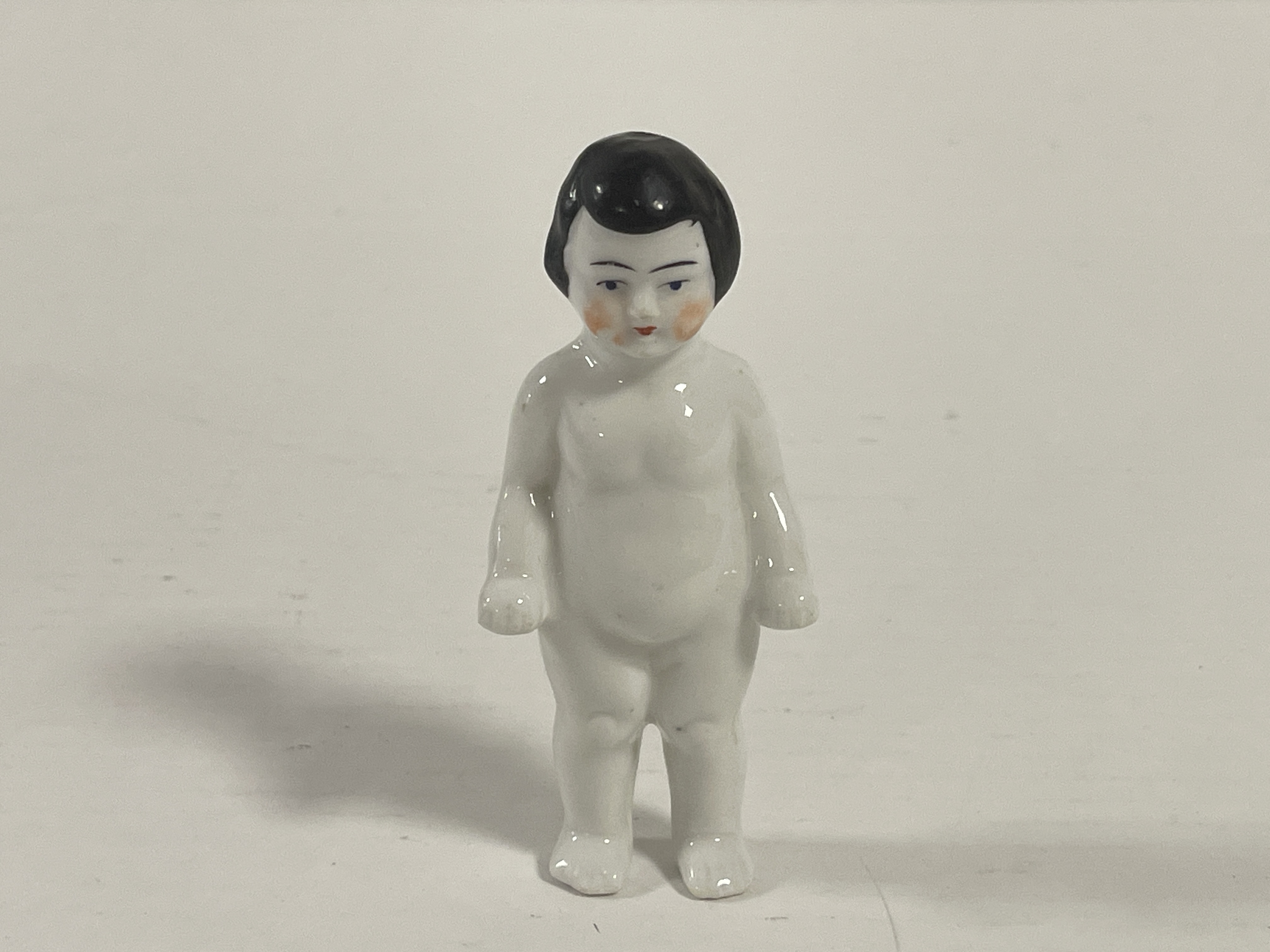 Sammler Figur Porzellan Junge 10 cm.  Zustand siehe Fotos 
