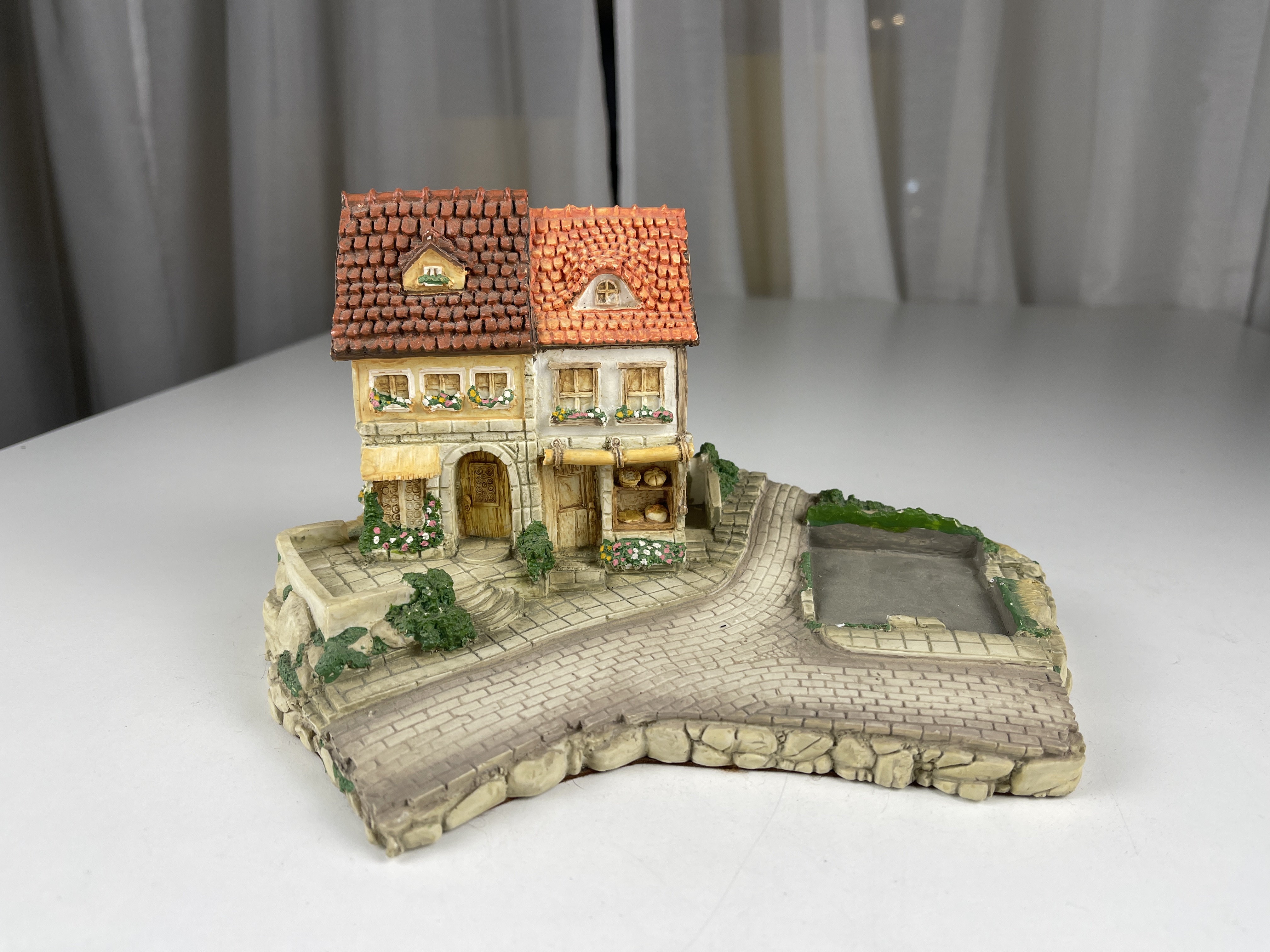 Goebel Figur Display Bavarian Village 22 x 12 cm. 1 Wahl Zustand siehe Fotos 
