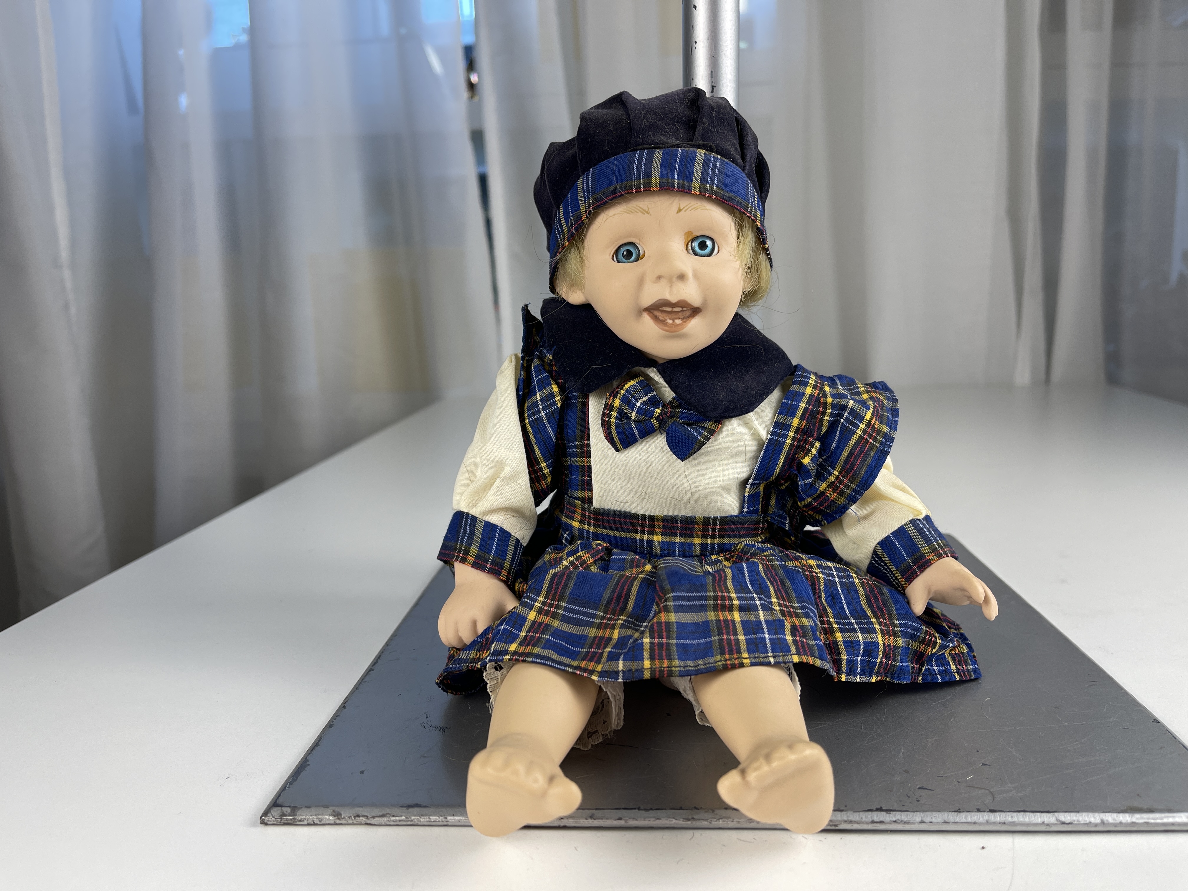 Sammler Puppe Porzellan Puppe 30 cm. Zustand siehe Fotos