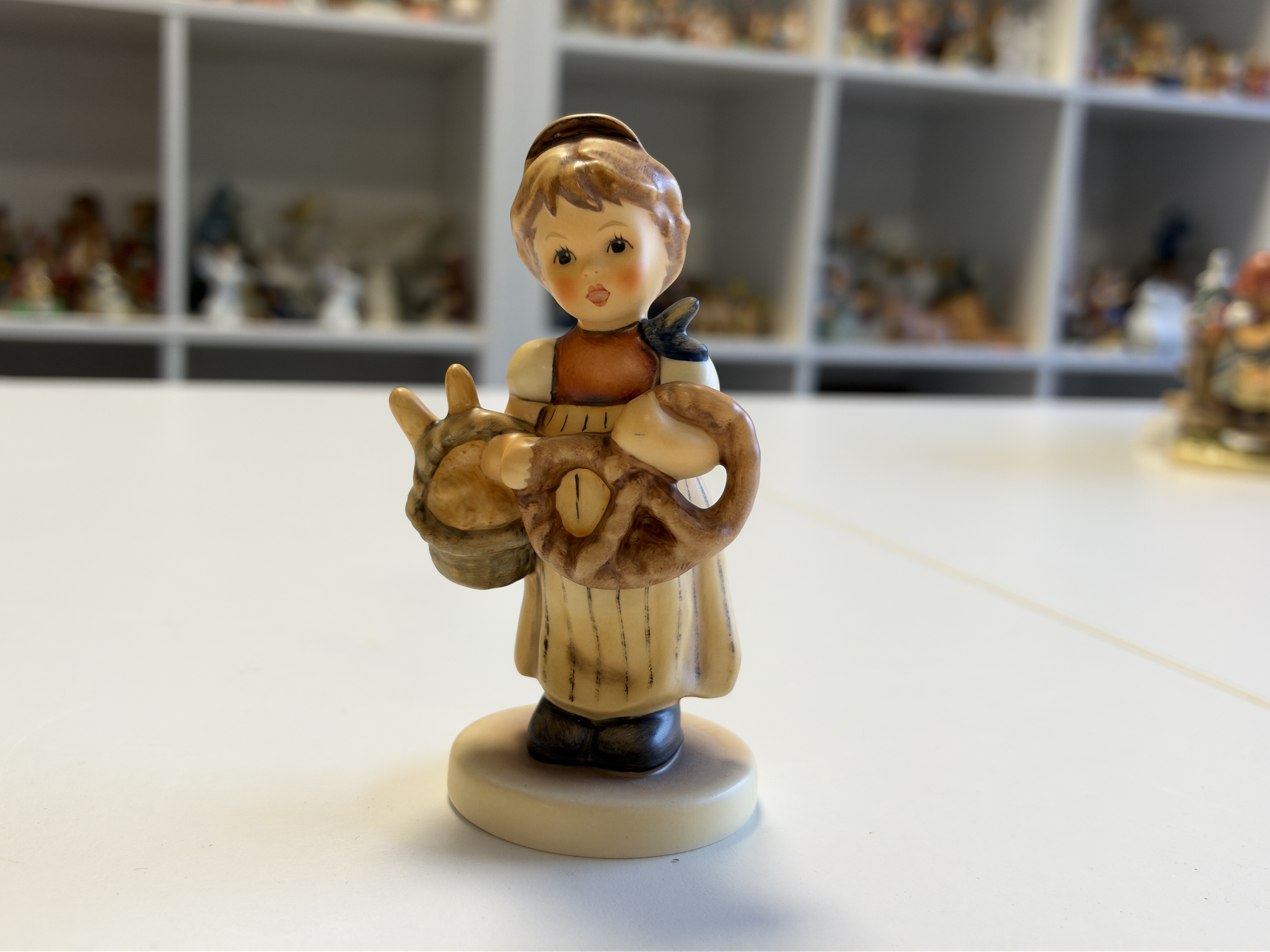 Hummel Figur 2004 Frisch Gebacken 11 cm. 1 Wahl - Top Zustand  