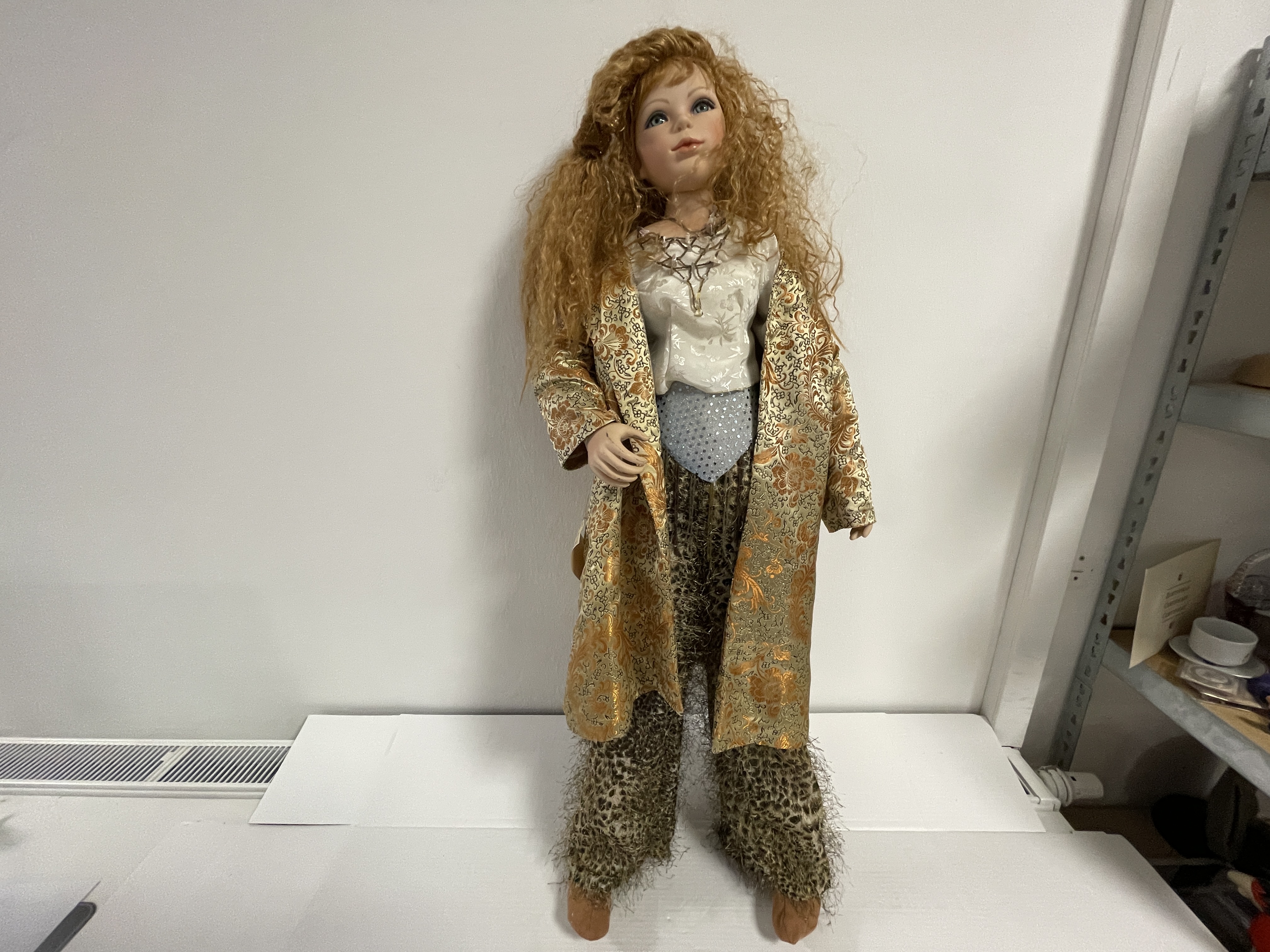 Künstlerpuppe Sammler Oncrown Porzellan Puppe 104 cm Raucherhaushalt Zustand siehe Fotos  