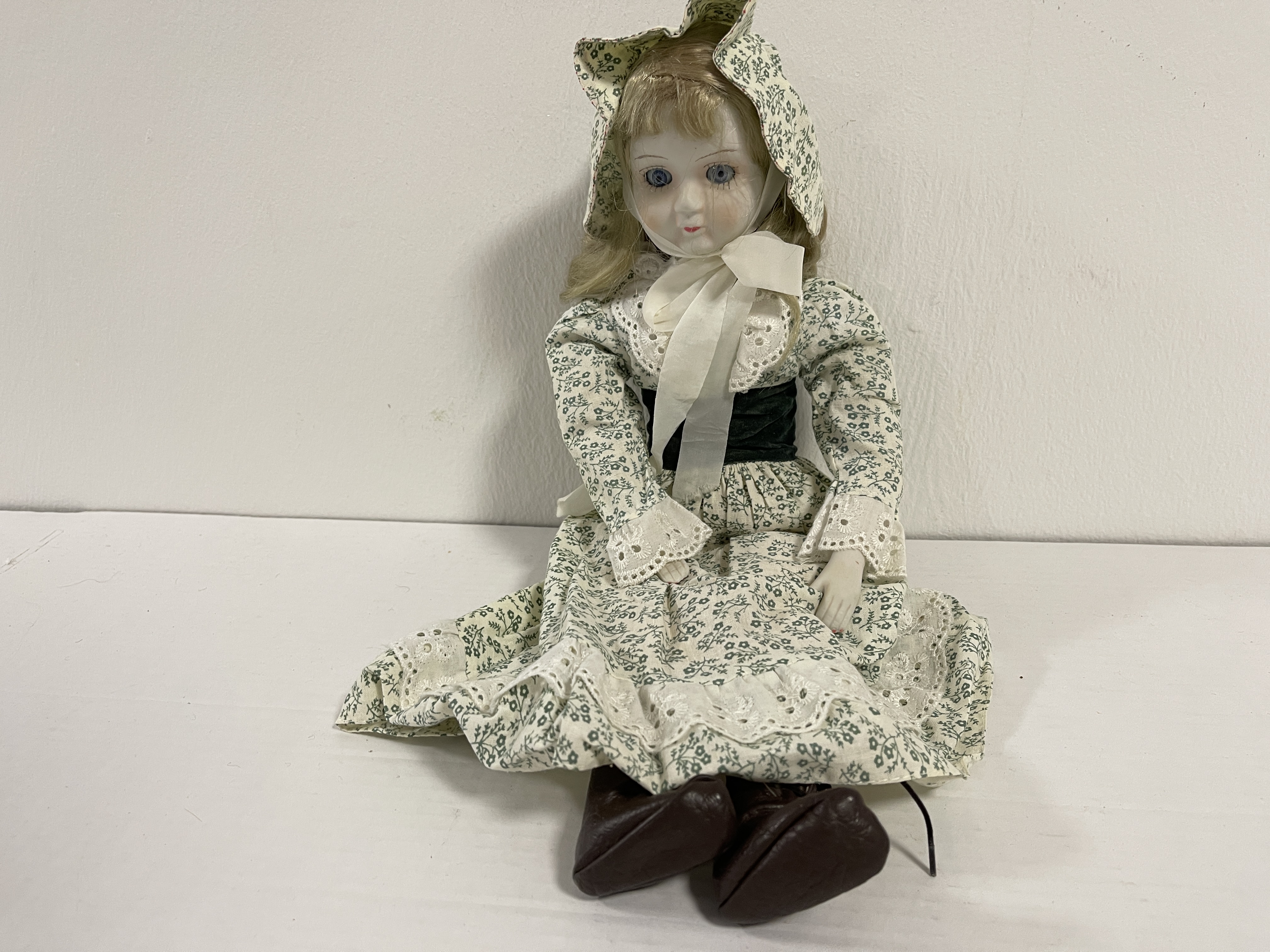 Künstlerpuppe Sammler Porzellan Puppe 41 cm. Zustand siehe Fotos.    