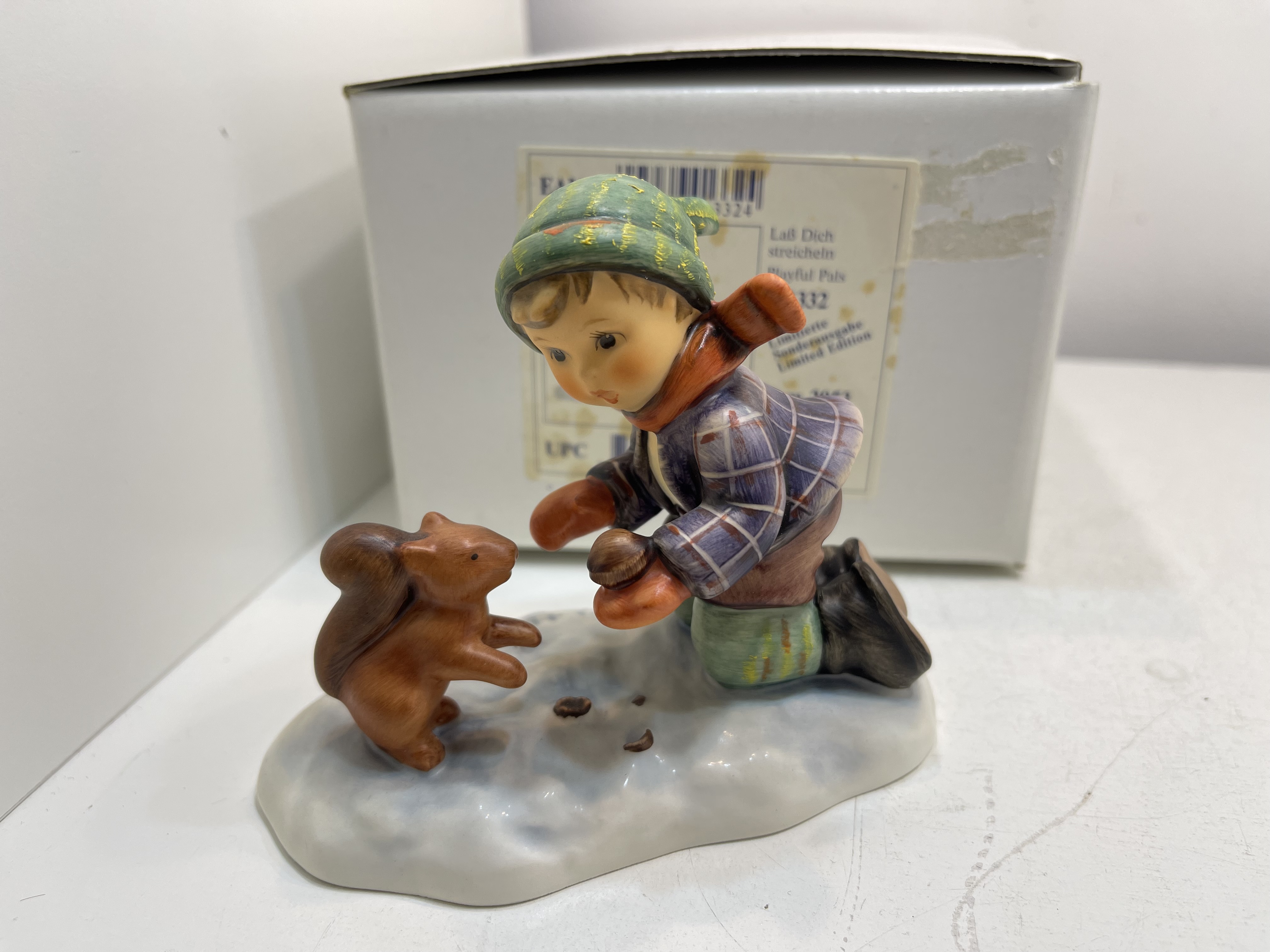Hummel Figur 2053 Lass Dich streicheln 9 cm. 1 Wahl mit Ovp - Top Zustand Hummel Figur 2053 Lass Dich streicheln 9 cm. 1 Wahl mit Ovp - Top Zustand