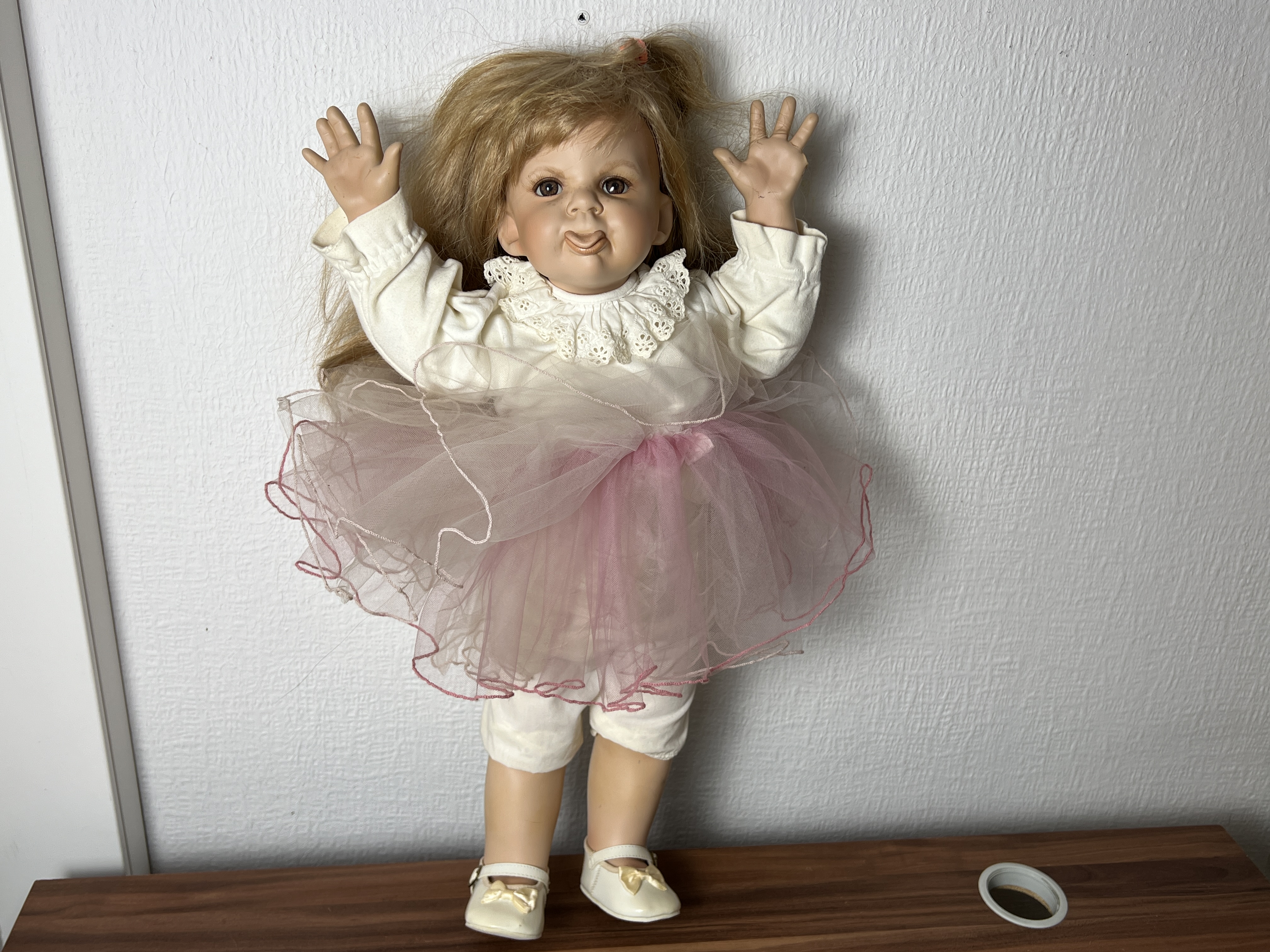 Donna Rubert Porzellan Puppe 60 cm. Kleiner Defekt 