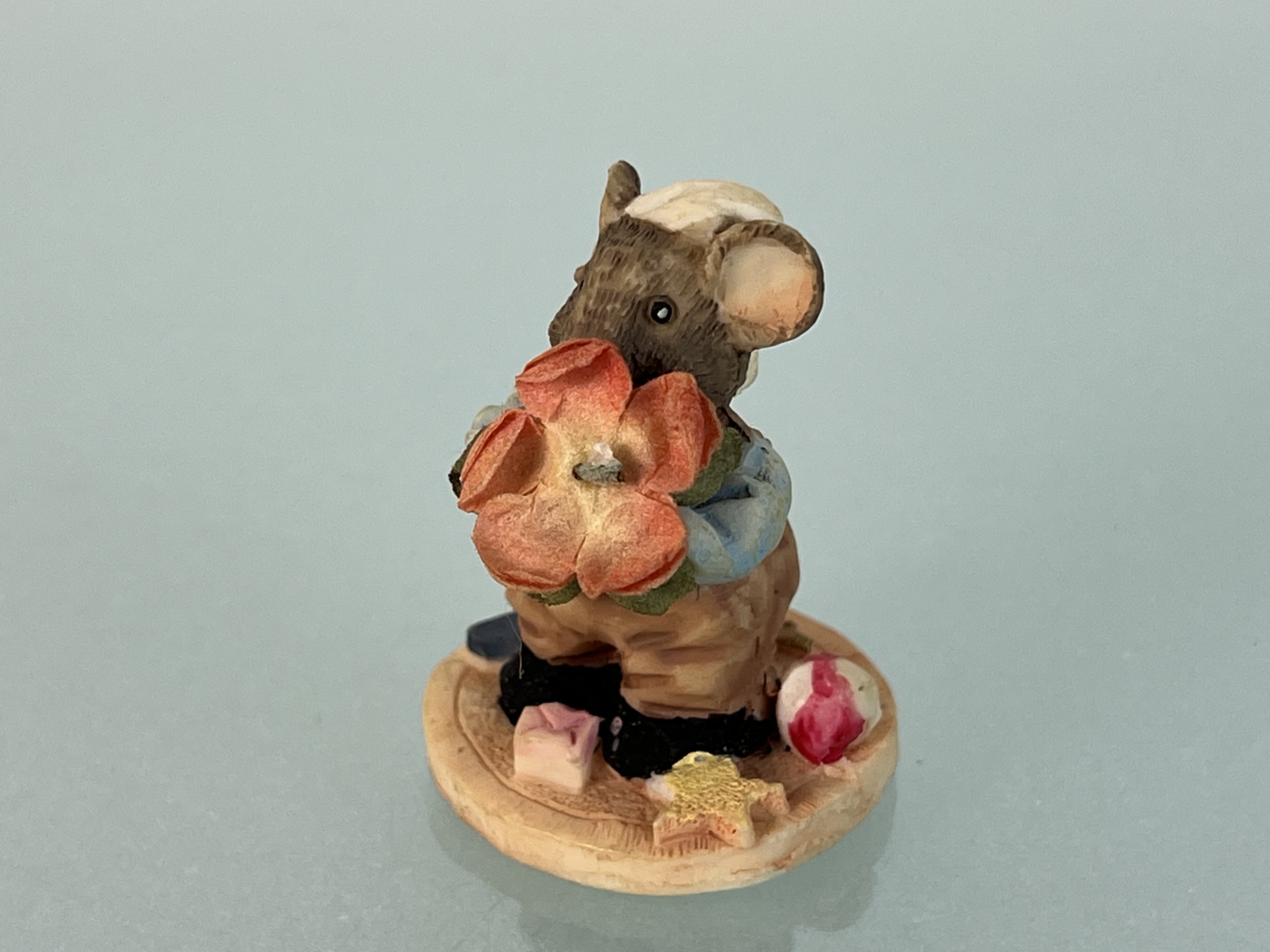 Sammler Figur aus Kunststoff Maus mit Blume 4,8 cm. Top Zustand