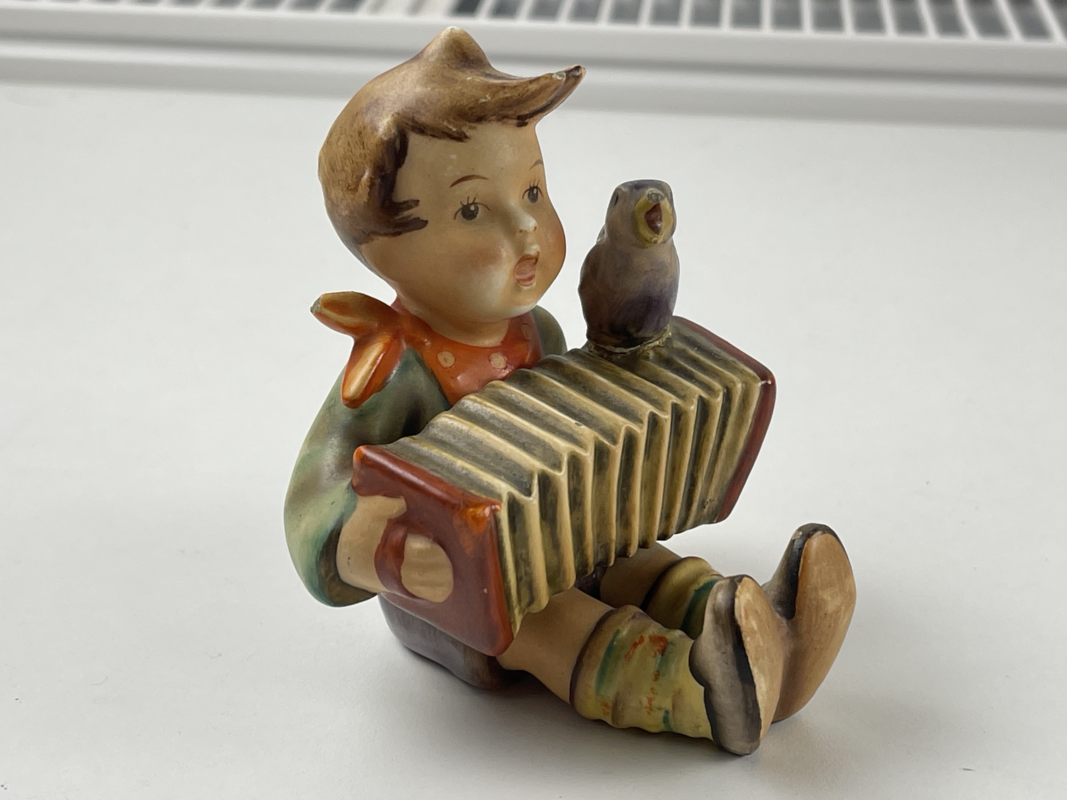  M.I. Hummel Figur 110 Heini, Bandoneonspieler 8,5 cm. 1 Wahl. Zustand siehe Fotos  