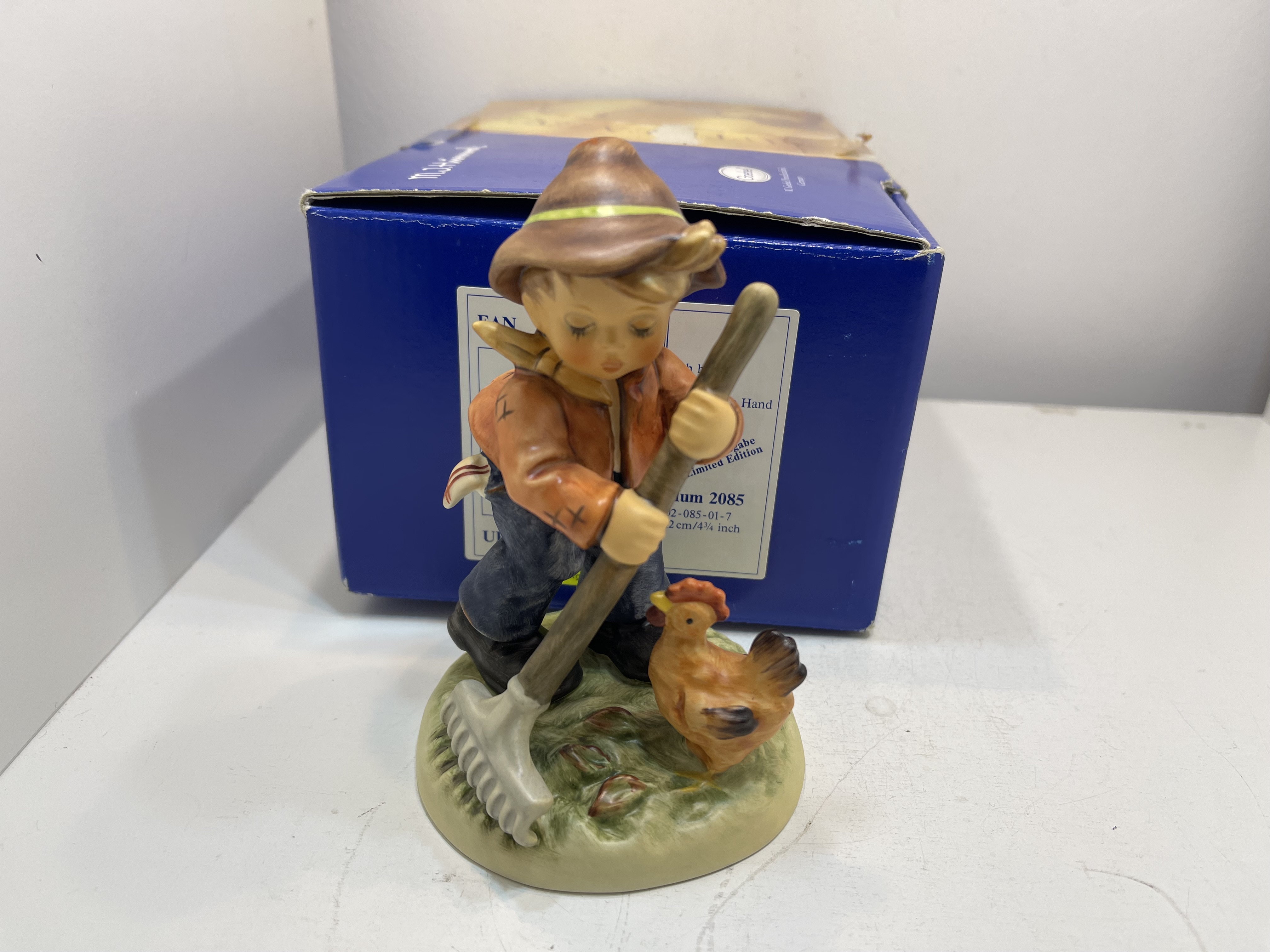 Hummel Figur 2085 Ich helf dem Opa 12 cm. Inkl. Ovp - 1 Wahl - Top Zustand  Hummel Figur 2085 Ich helf dem Opa 12 cm. Inkl. Ovp - 1 Wahl - Top Zustand