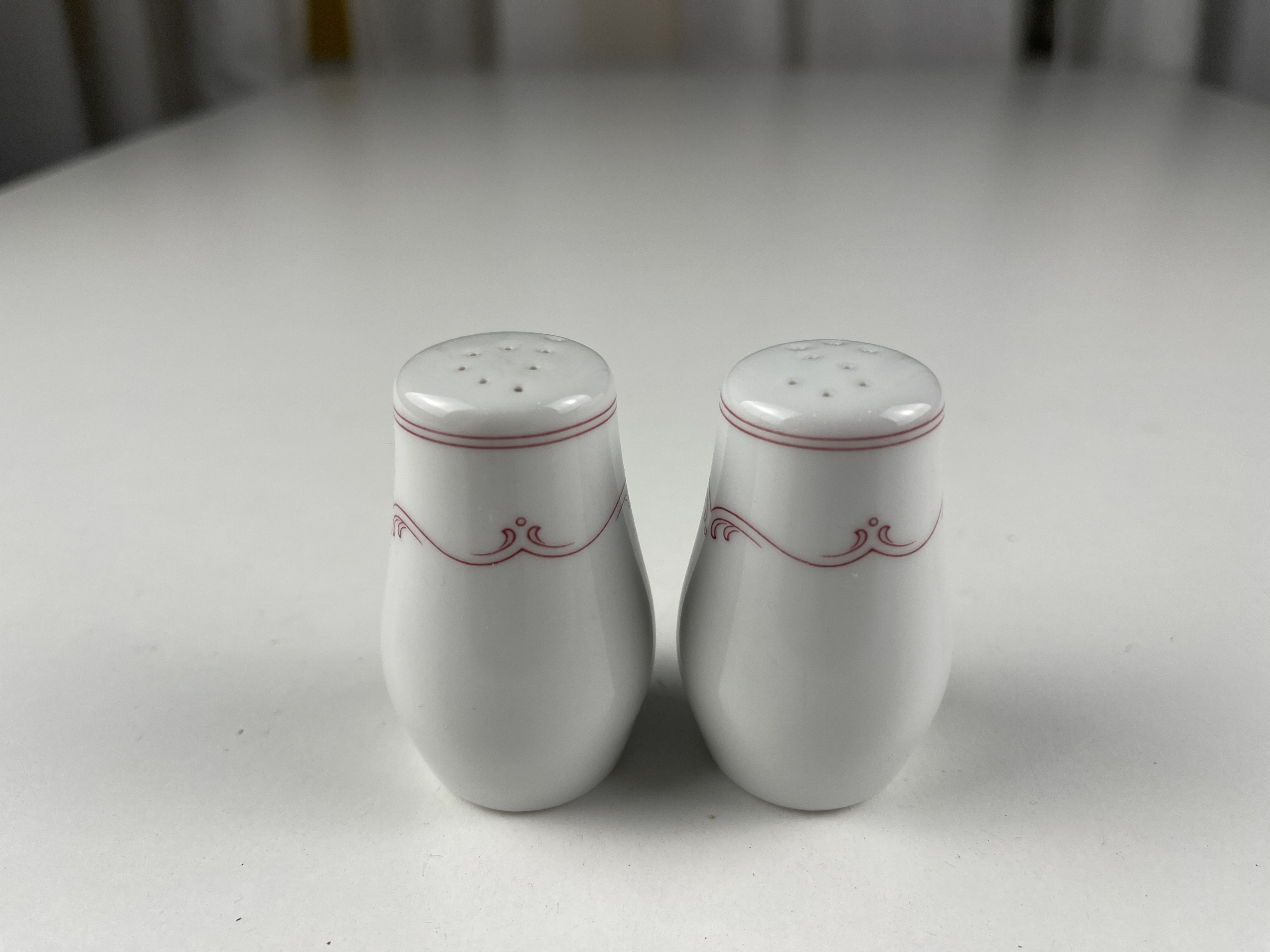  Hutschenreuther Pfefferstreuer  / Salzstreuer je 6,5 cm. Top Zustand.  