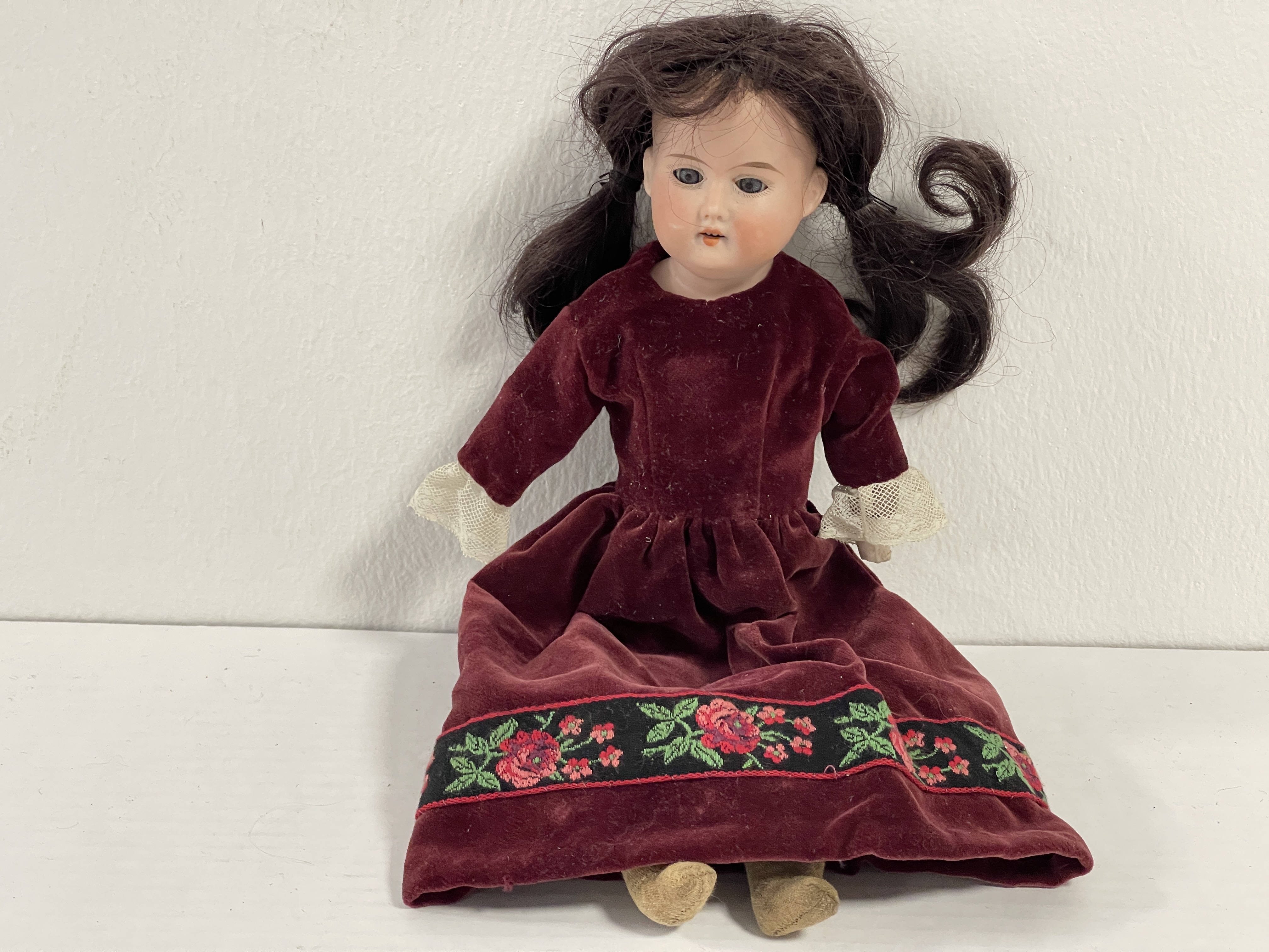 Alt Künstlerpuppe Porzellan Puppe  28 cm Zustand Siehe Fotos.    