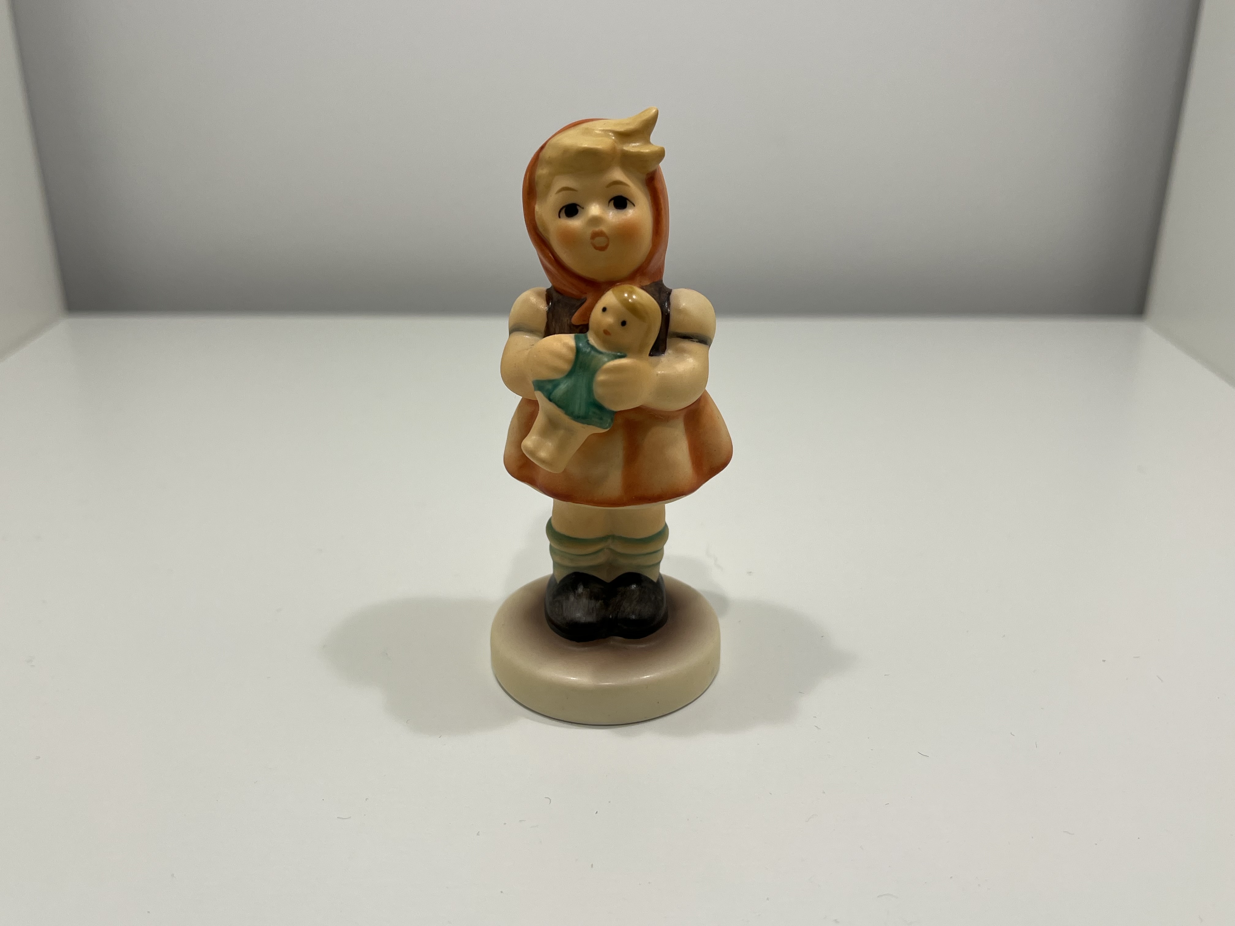  M.I. Hummel Figur 239/B Mädchen mit Puppe 9 cm. 1 Wahl. Top Zustand
