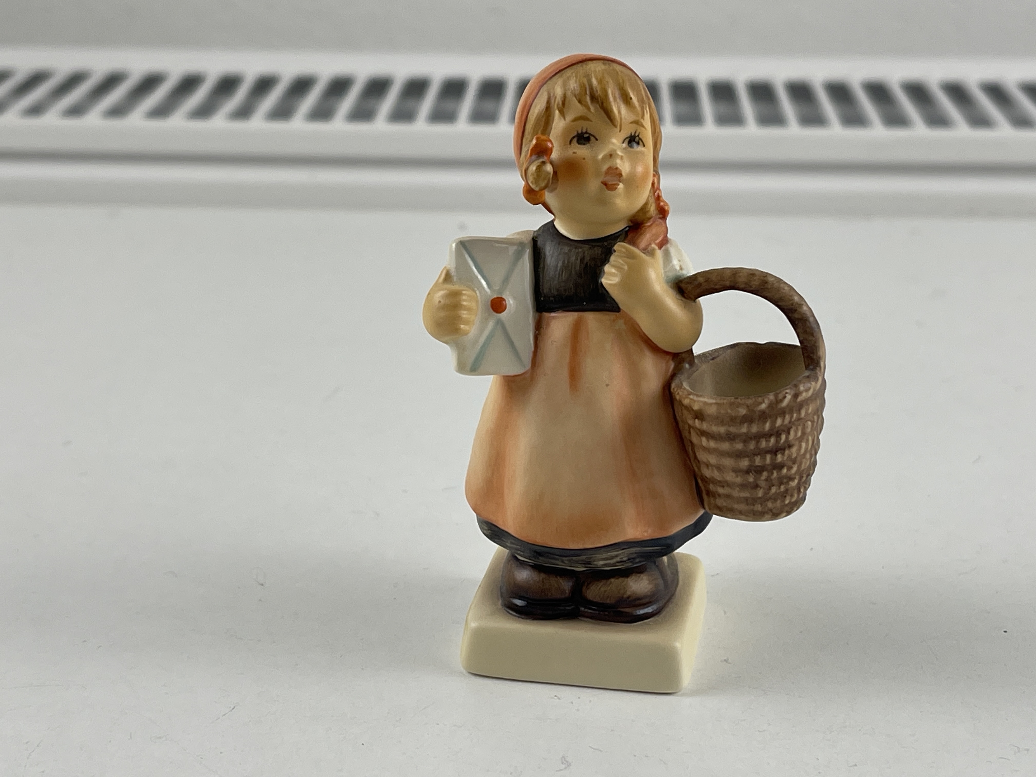  Hummel Figur 13 4/0 Gratulantin 8 cm. 1 Wahl. Zustand siehe Fotos 