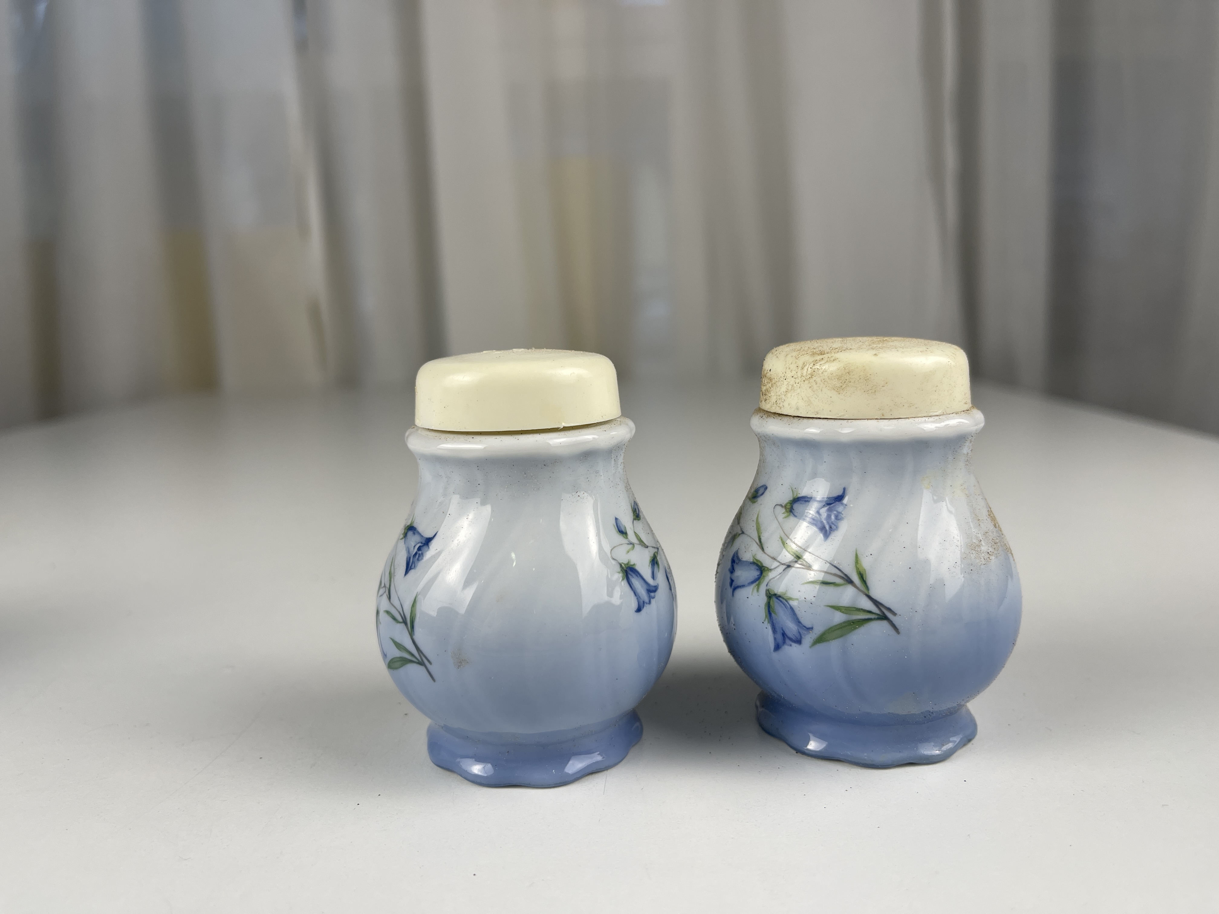 Christenholm Porzellan Salz & Pfeffer Streuer 8 cm. Zustand siehe Fotos  