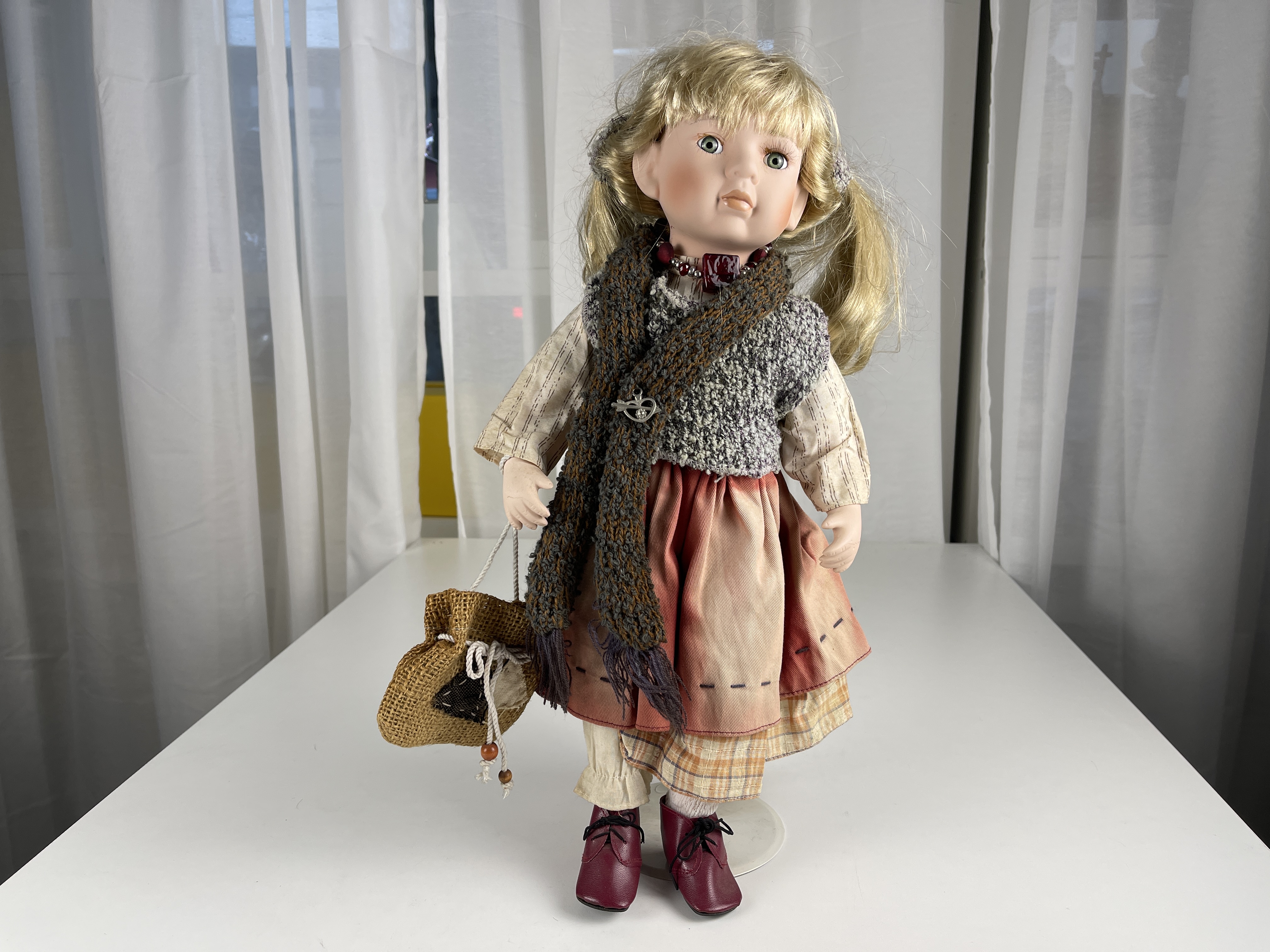 Alte Puppe Porzellankopfpuppe 45 cm. Zustand Siehe Fotos.     